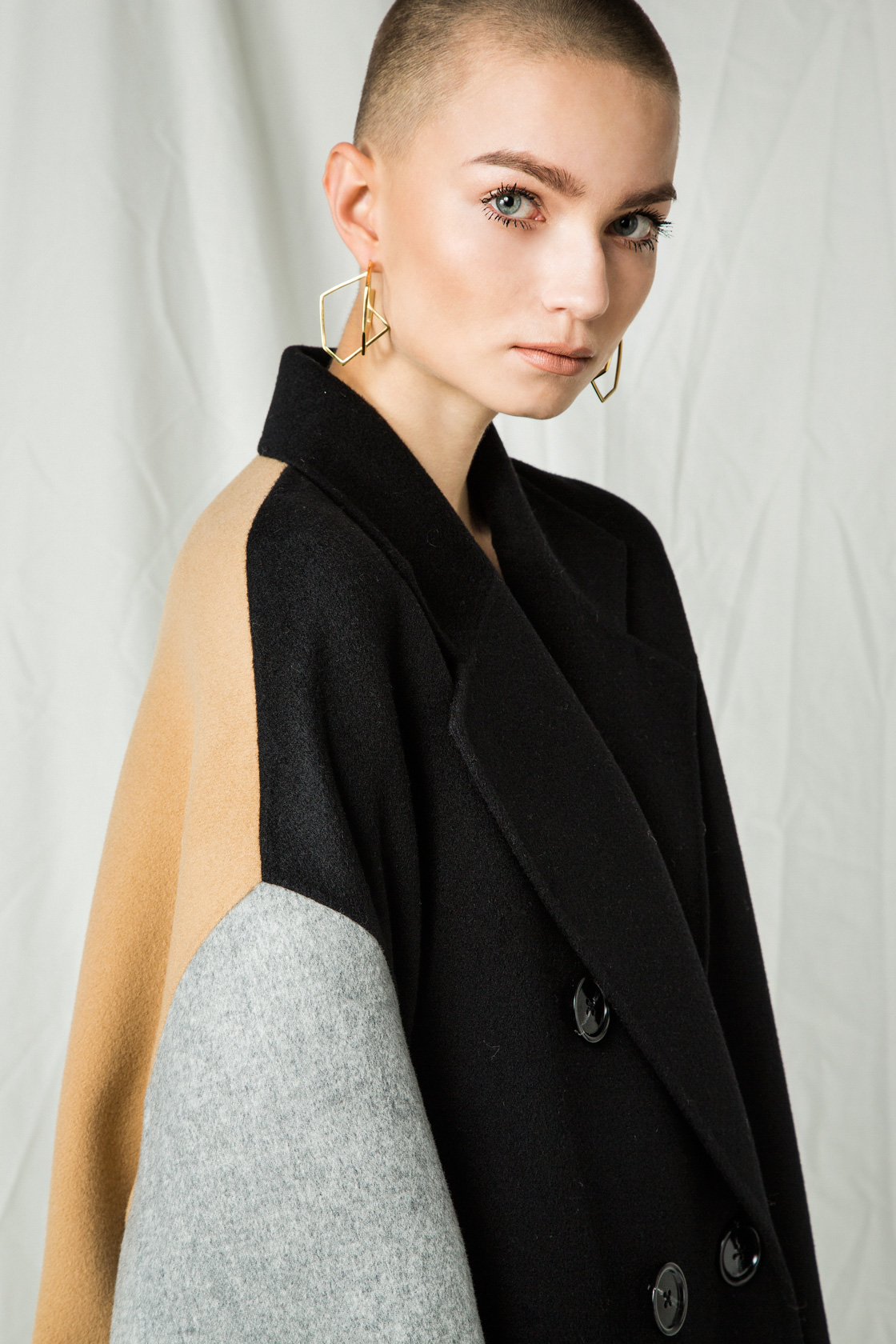 Палто Acne Studios от Plus Zero Concept Store, обеци K’SSARA