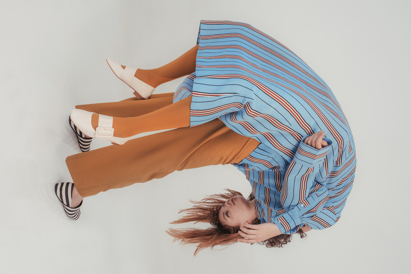Риза, рокля и обувки H&M, панталон Scotch & Soda от Collective, чорапогащник Calzedonia
