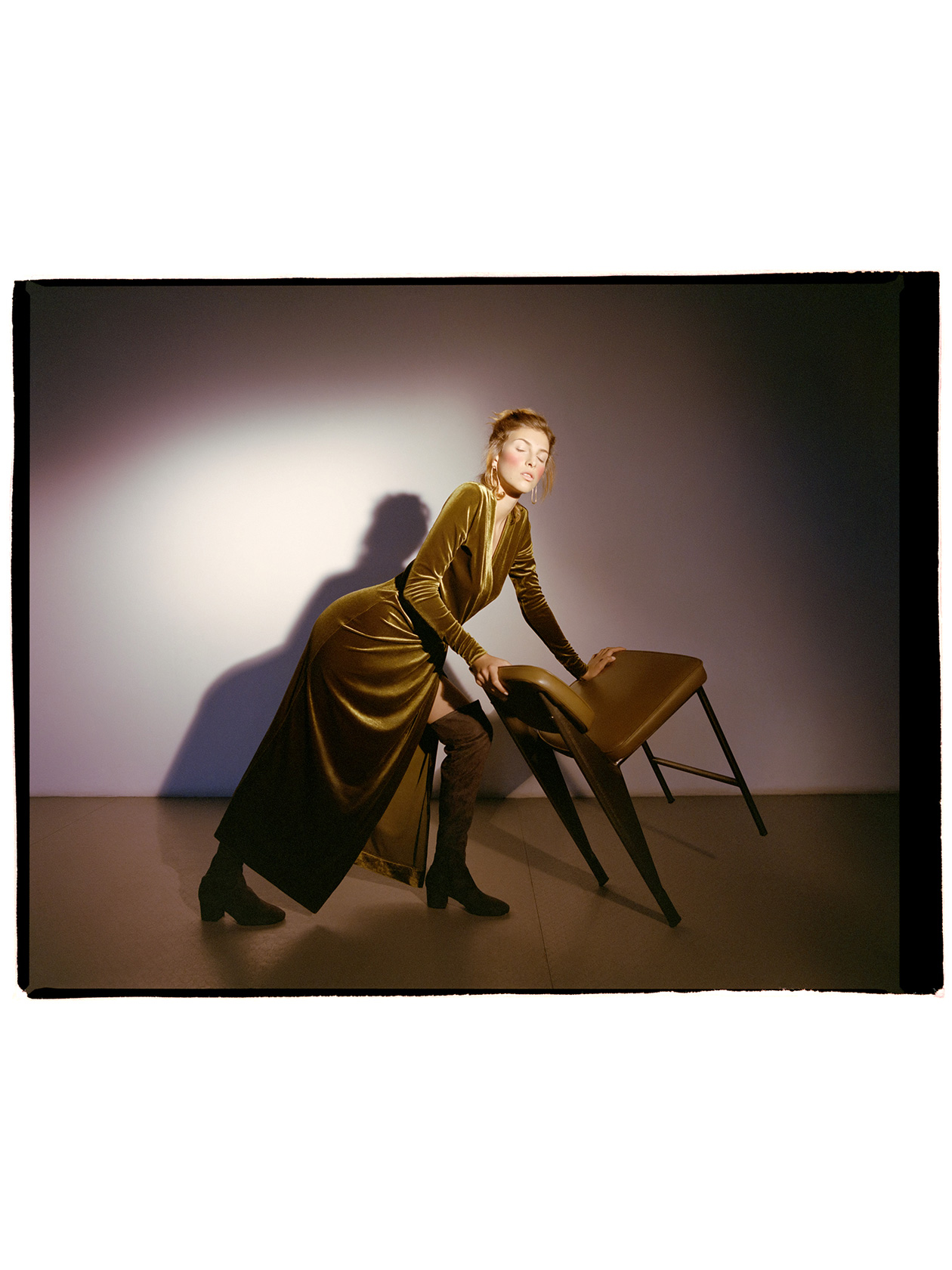 Рокля By Malene Birger от Plus Zero Concept Store, ботуши Marc Cain от Week & Shop MDL, обеци архив на стилиста