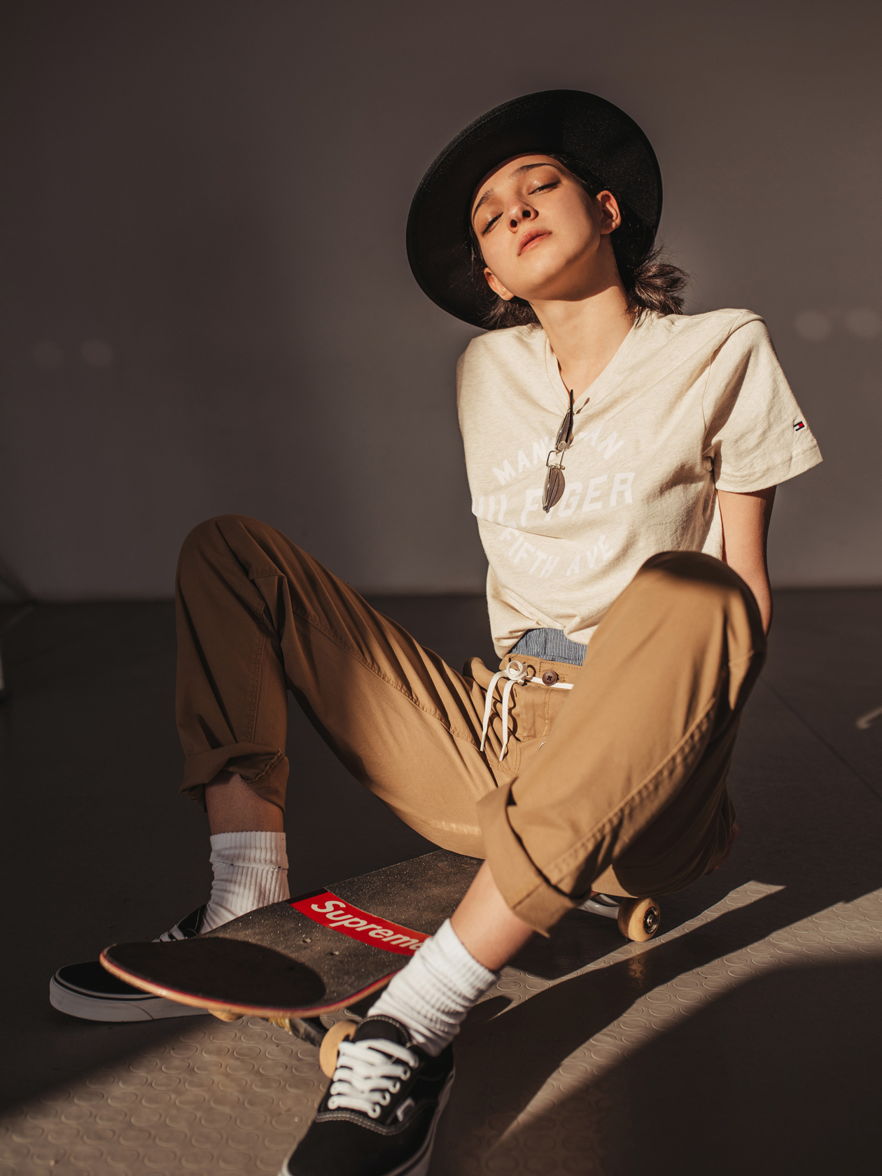 тениска и панталон Tommy Hilfiger, обувки Vans и шапка от BLOK Supply Co., чорапи Champion, очила и боксерки H&M