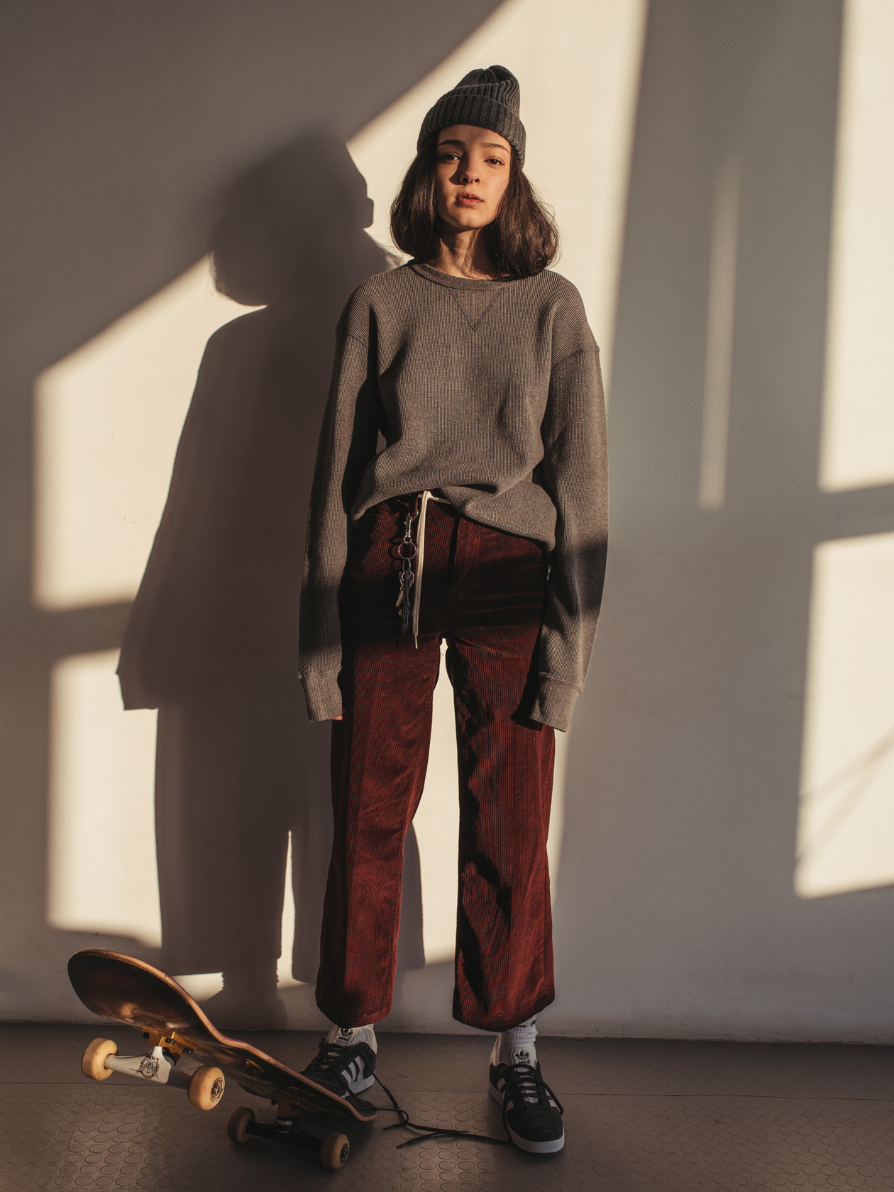 шапка H&M, блуза EDWIN от Urbanize, панталон ZARA, чорапи Champion, обувки adidas, скейтборд от BLOK Supply Co.