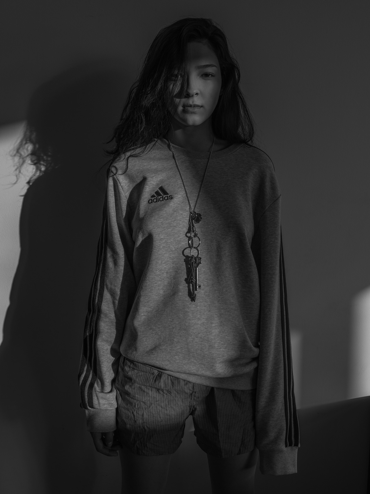 блуза adidas, боксерки H&M, верижка H&M
