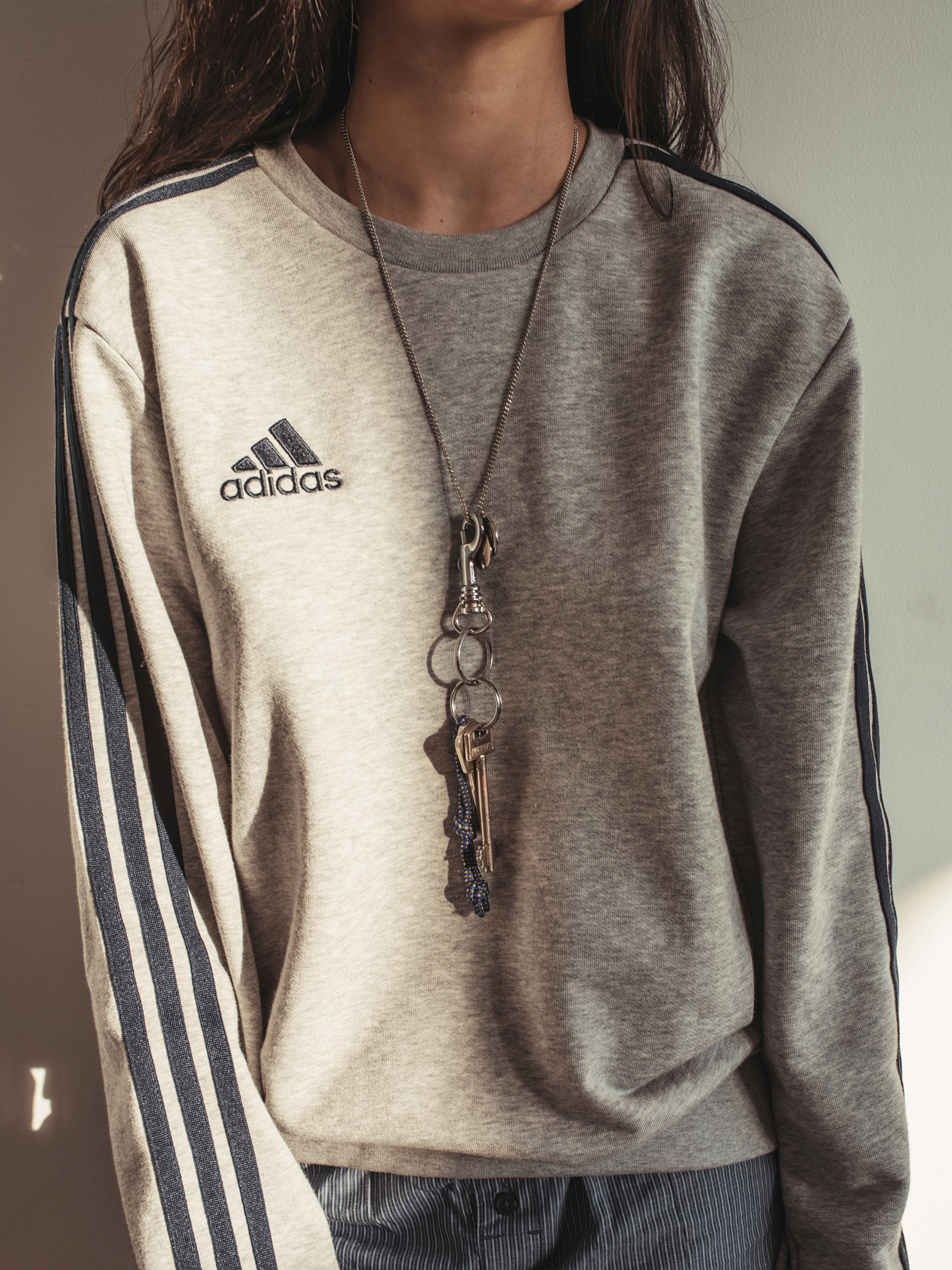 блуза adidas, боксерки и верижка H&M