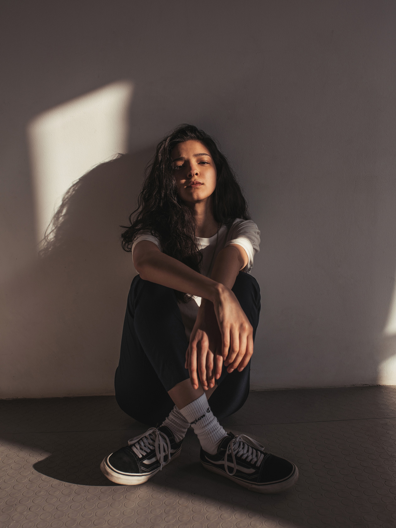 тениска Tommy Hilfiger, панталон H&M, чорапи Champion, обувки Vans