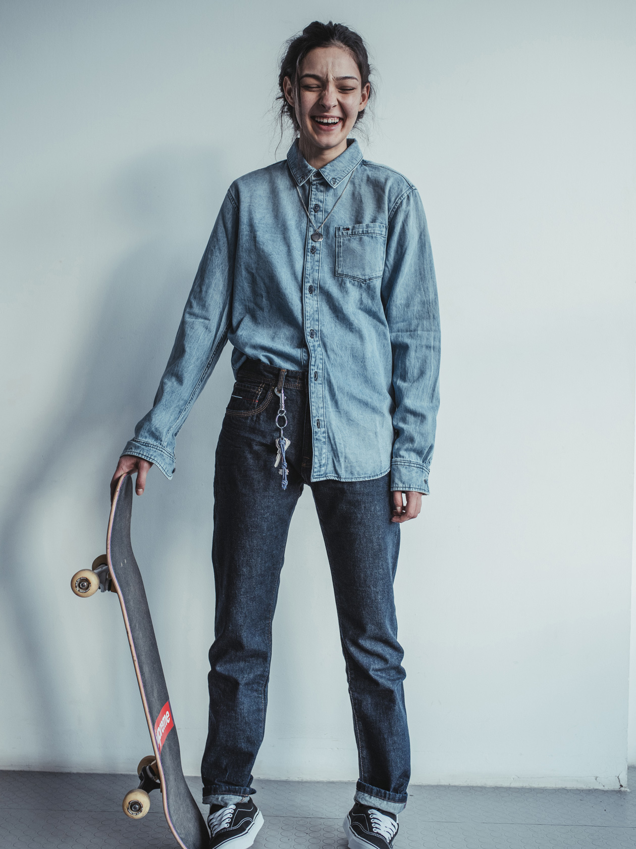 риза и дънки Tommy Hilfiger, обувки Vans и скейтборд от BLOK Supply Co. , верижка с медальони H&M