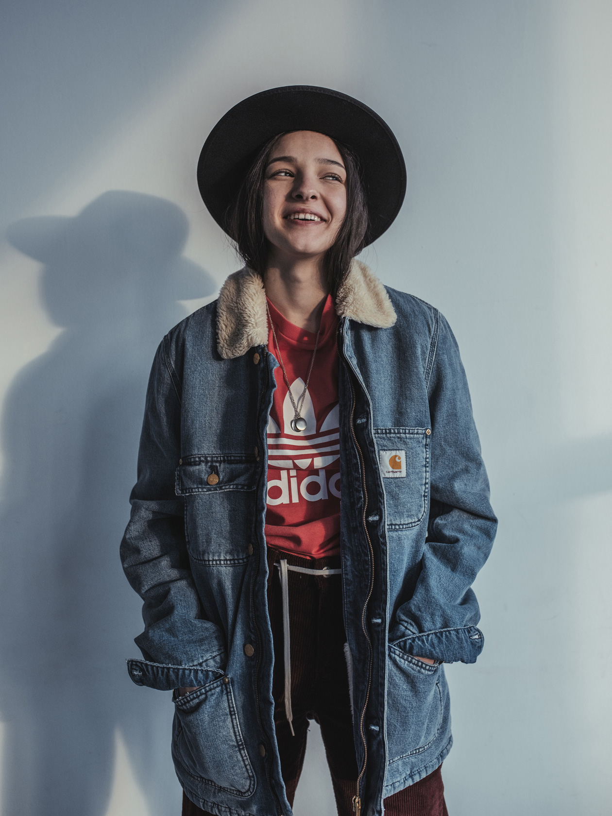 яке Carhartt от Urbanize, тениска adidas, панталон ZARA, шапка от BLOK Supply Co, верижка с медальони H&M