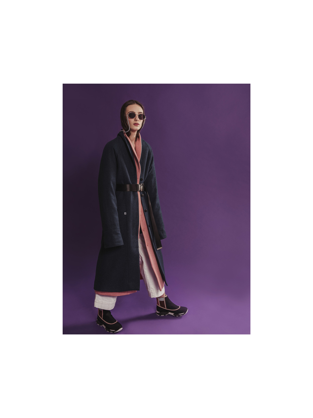 палта Lame God, колан Stradivarius, панталон H&M, обувки Marni от Plus Zero Concept Store, очила Parfois