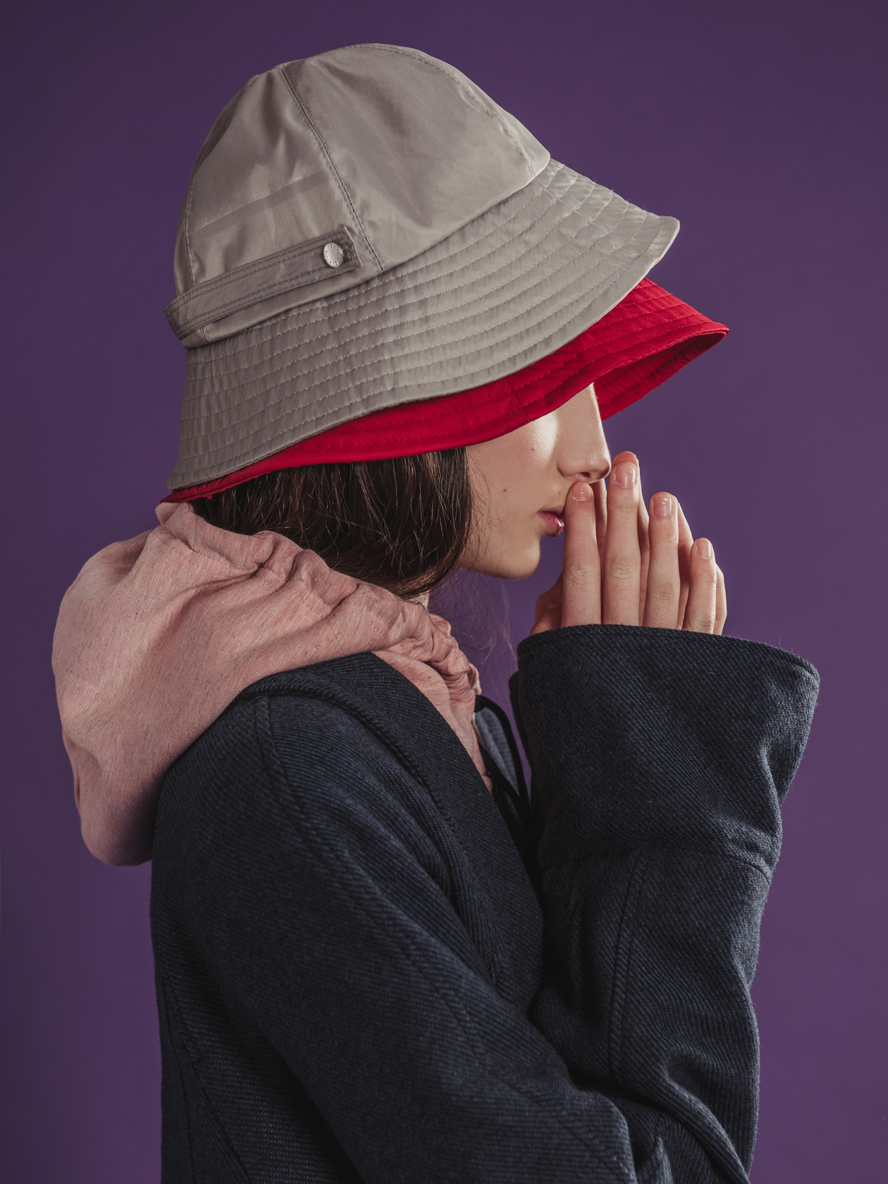 палто Lame God, суитшърт adidas, шапки Parfois