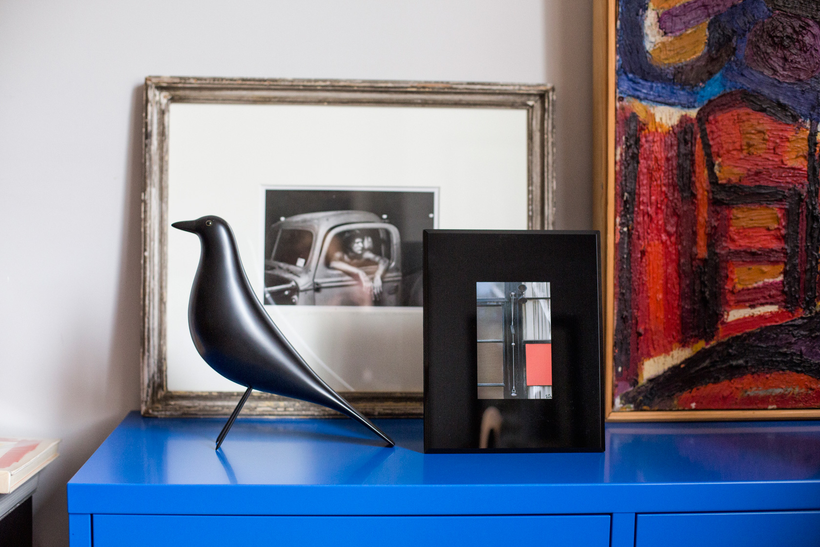 Eames House Bird - любима птица и снимка от входната врата на Eames House в Лос Анджелис Eames House Bird - любима птица и снимка от входната врата на Eames House в Лос Анджелис