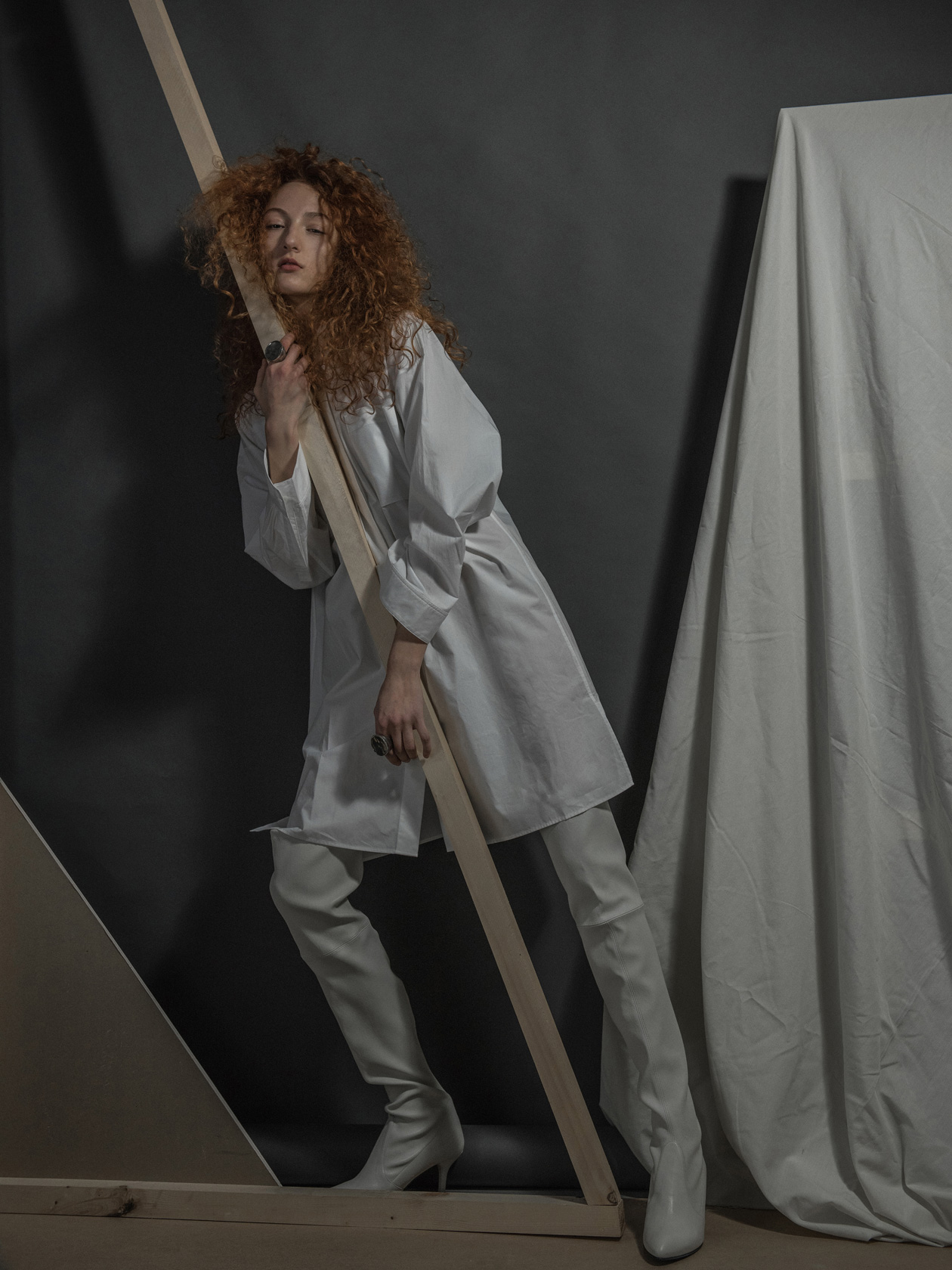 Риза Max Mara, чизми Stuart Weitzman,  прътени Simona Tagliaferri от Plus Zero Concept Store