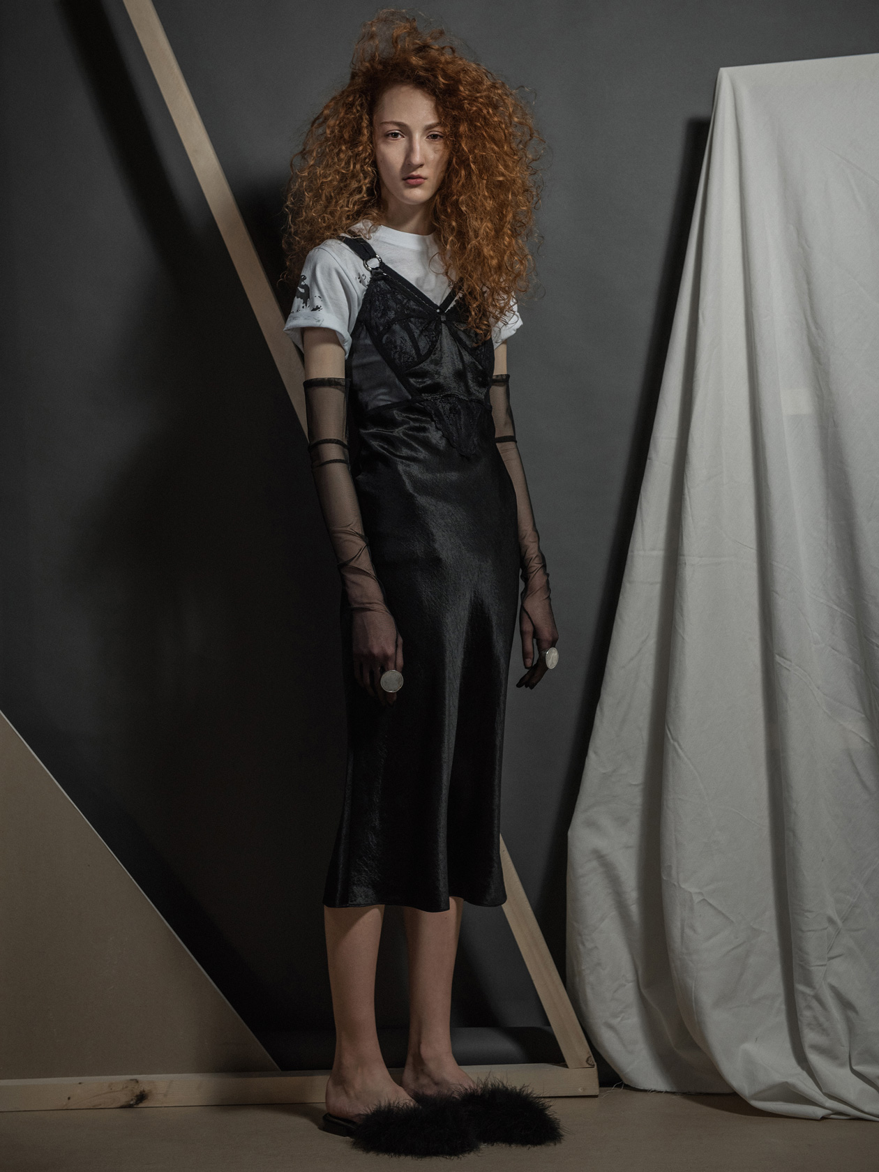 Рокля McQ от Trend Box, ръкавици Ermanno Scervinno от PAP, пръстени Simona Tagliaferri от Plus Zero Concept Store
