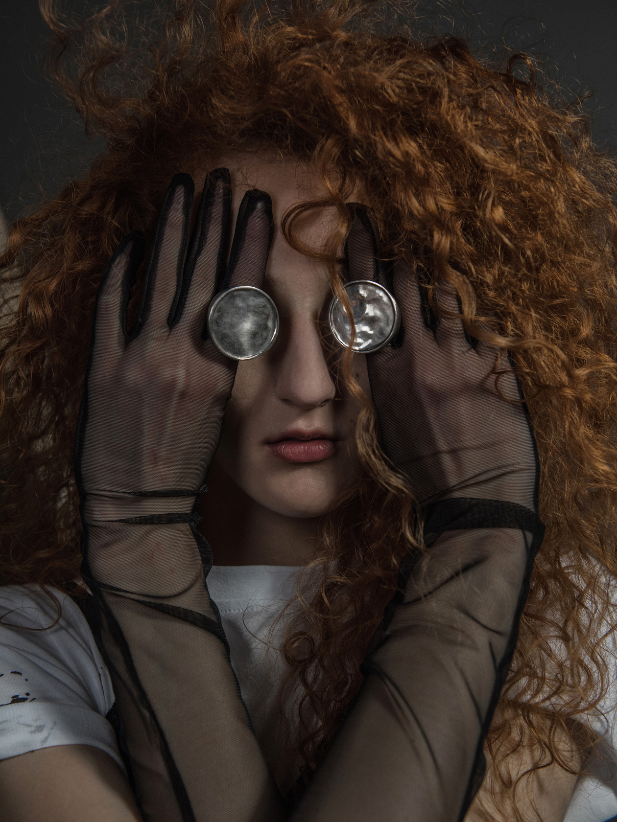 Рокля McQ от Trend Box, ръкавици Ermanno Scervinno от PAP, пръстени Simona Tagliaferri от Plus Zero Concept Store