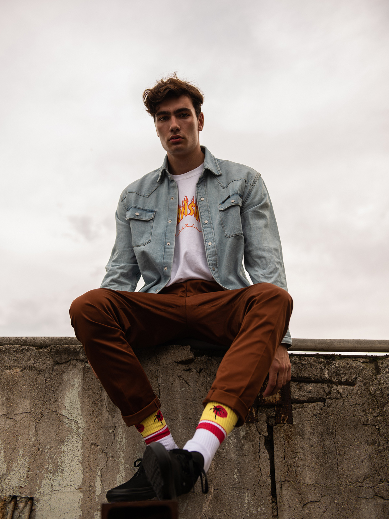 Риза Calvin Klein Jeans и панталон Scotch & Soda от Collective, тениска Trasher Skate Mag и кецове Vans от BLOK, чорапи Venice от Stinky Socks