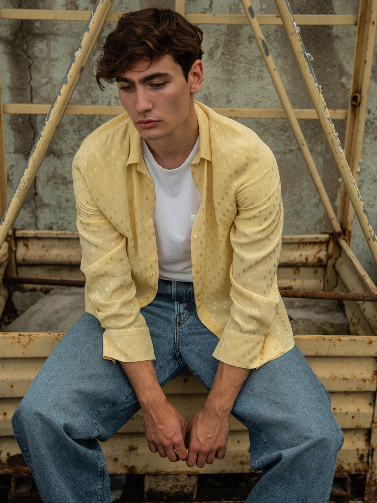 Риза и дънки H&M, тениска American Vintage от Collective