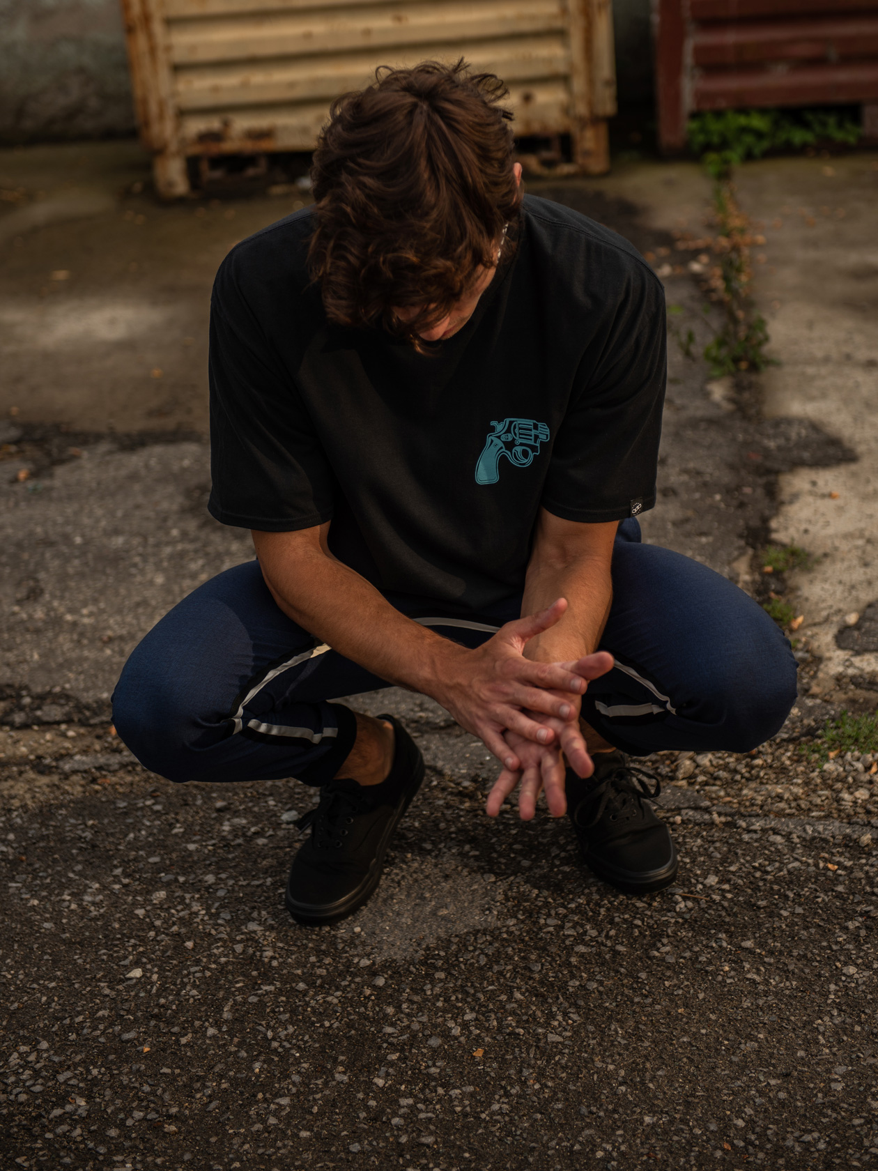 Тениска Missing Link от BLOK, панталон Paul Smith от Trend Box, кецове Vans от BLOK
