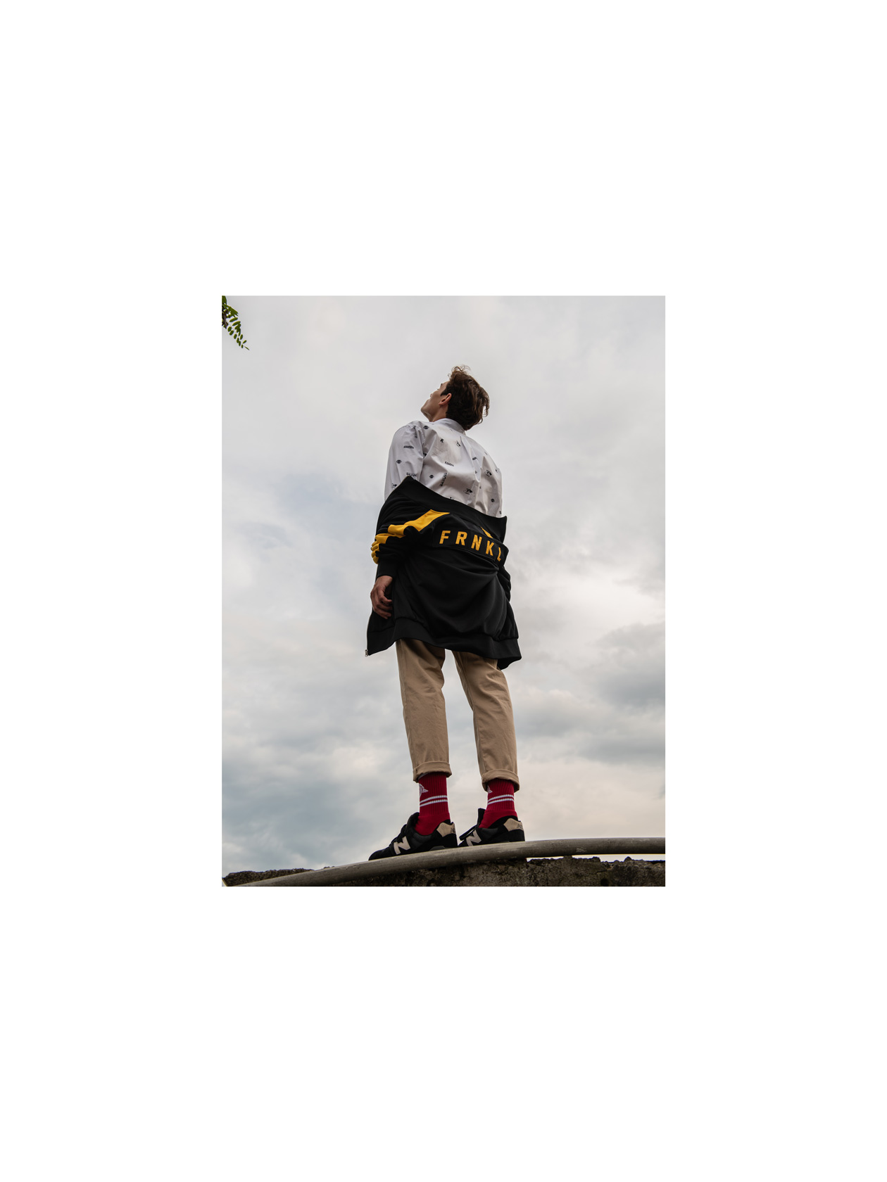 Риза Kenzo от Trend Box, панталон Benetton, суичър Franklin Marshall и маратонки New Balance от Collective, чорапи Wings Red от Stinky Socks