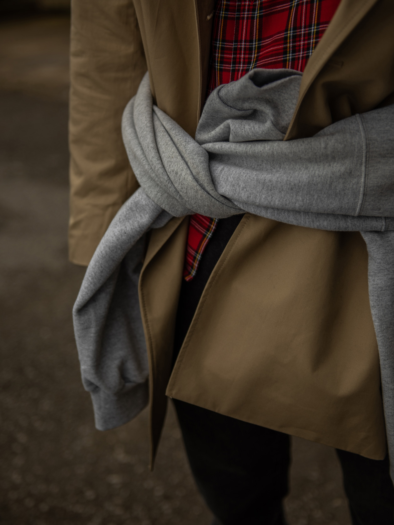 Панталон Paul Smith от Trend Box, шлифер и риза H&M, суичър Thrasher от BLOK