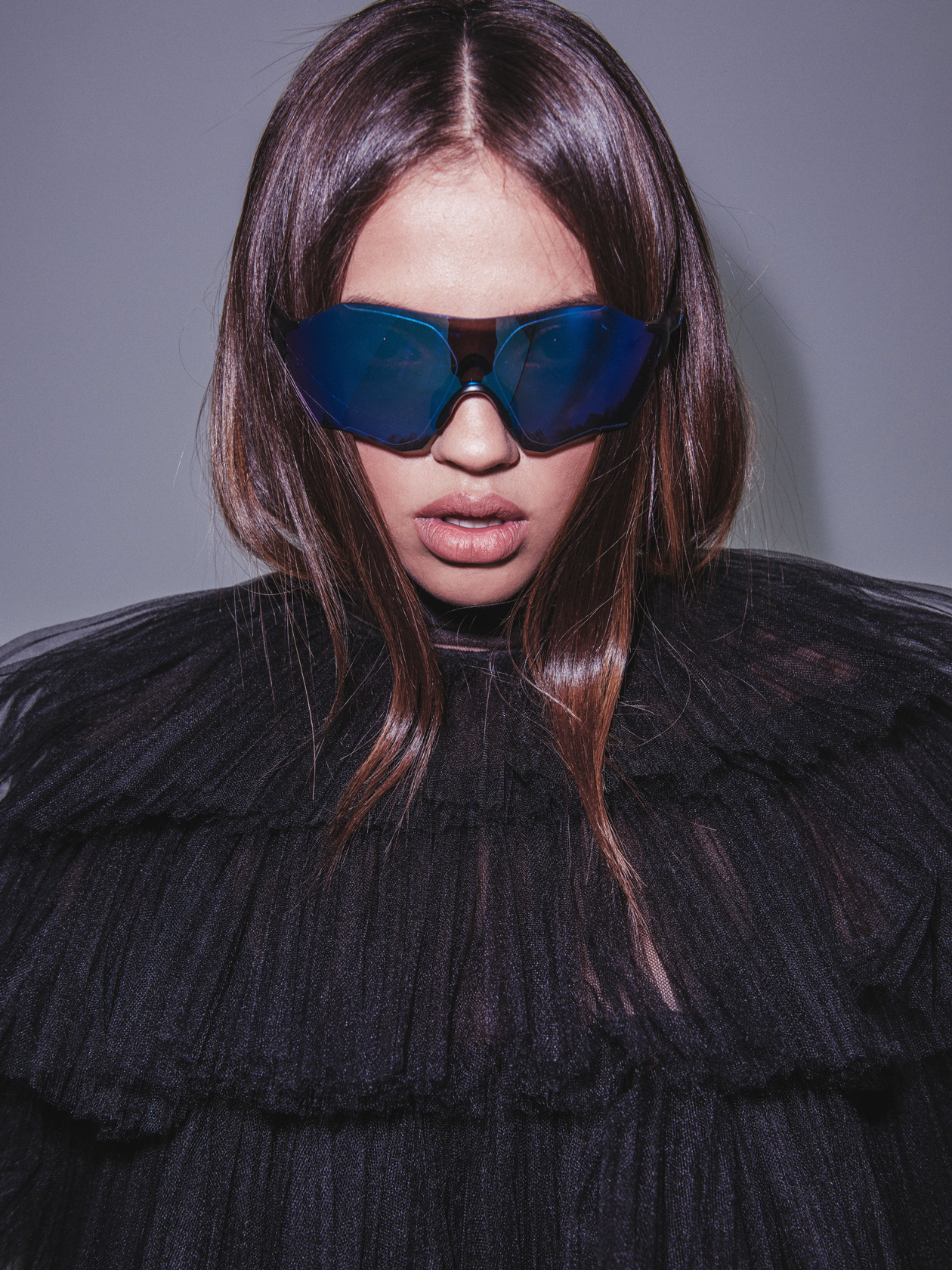 Блуза Ermanno Scervino от PAP, очила Oakley от Leonardo