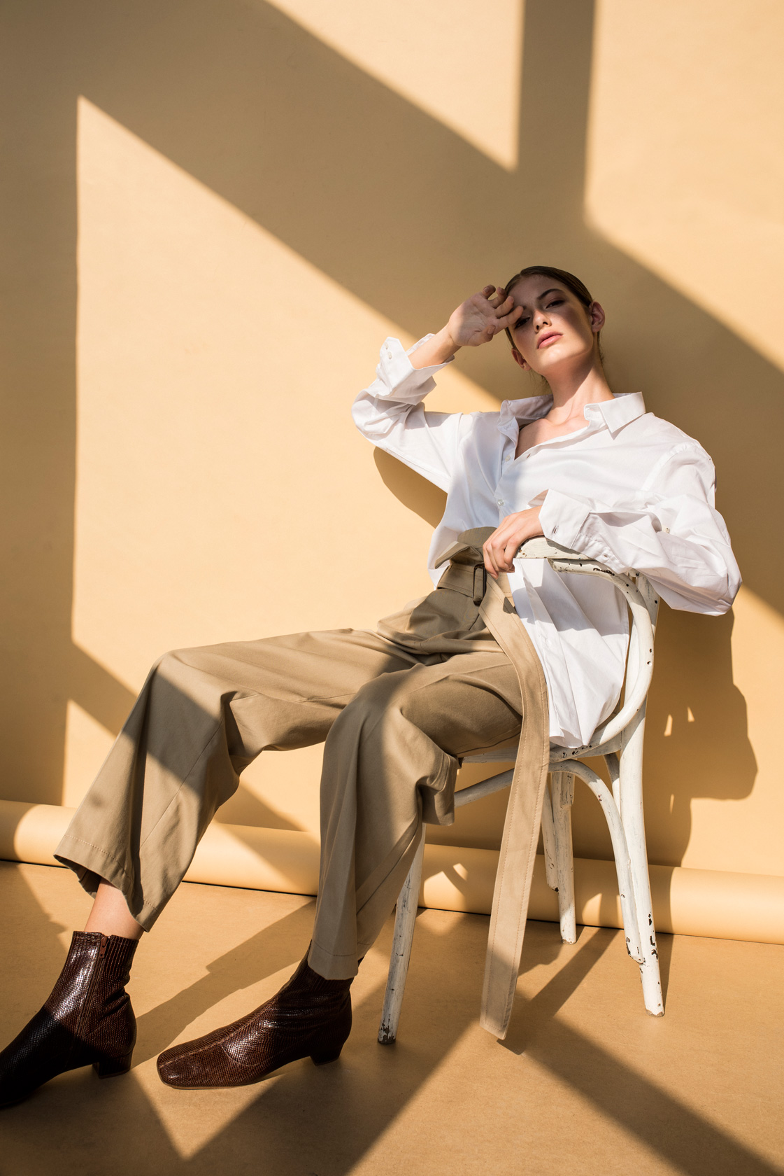 риза Sisley, панталон MaxMara от Week & Shop MDL, обувки ByFAR