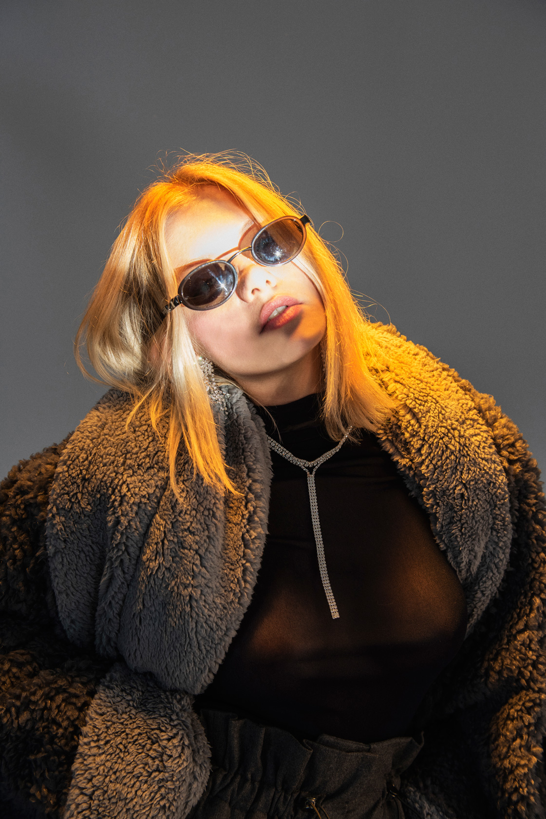 одеяло носено като палто Textura, топ Jil Sander от Koncept 7,  панталон Max Mara, очила Versus by Versace, обици H&M, колие архив