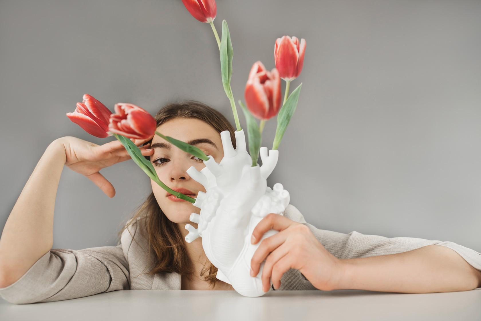 сако H&M, ваза Seletti LOVE IN BLOOM от Elegant Living