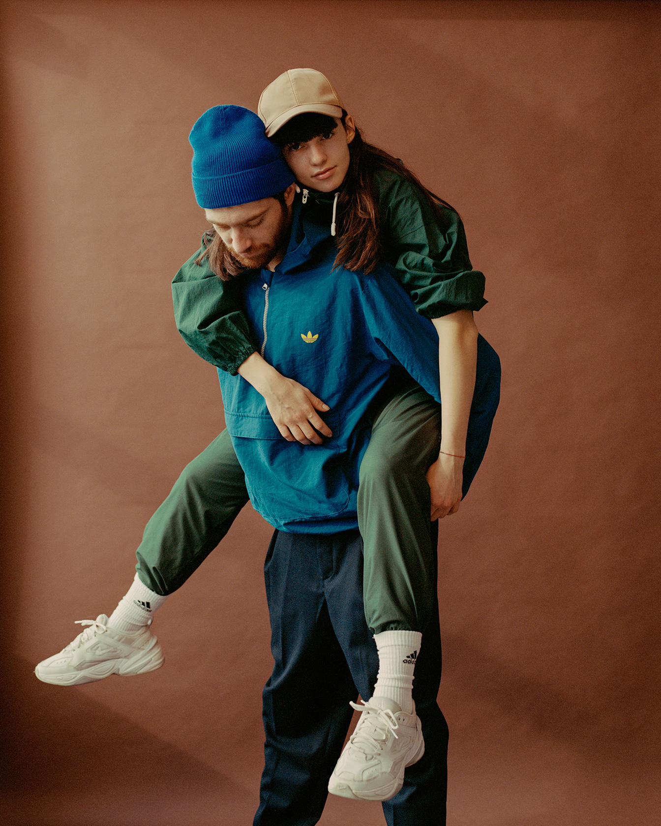 Tой: яке Adidas, панталон Armani Exchange, шапка архив; Тя: маратонки Nike, шапка и чорапи Adidas, яке и панталон архив