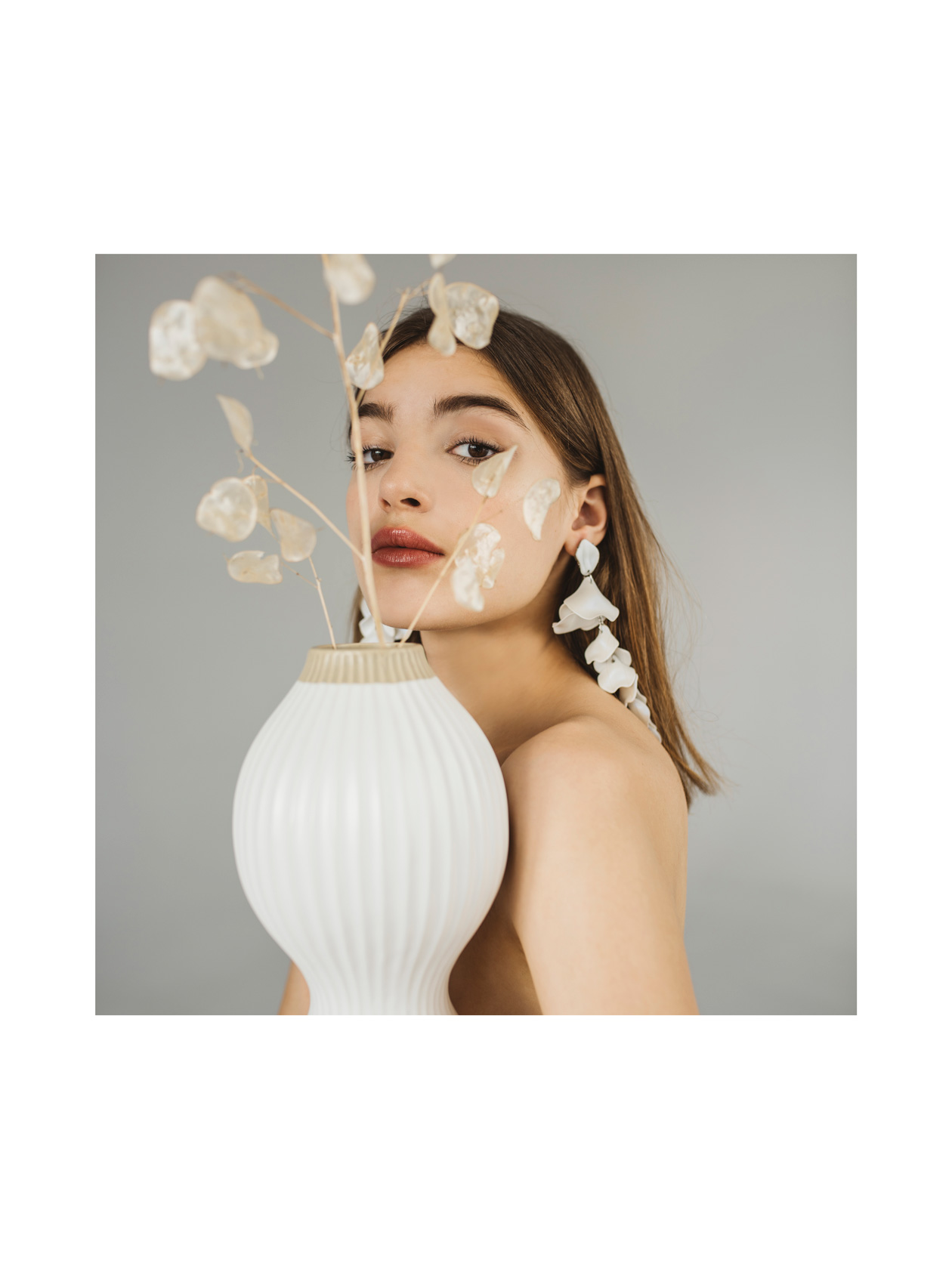обеци H&M, ваза Luxury Living от Elegant Living