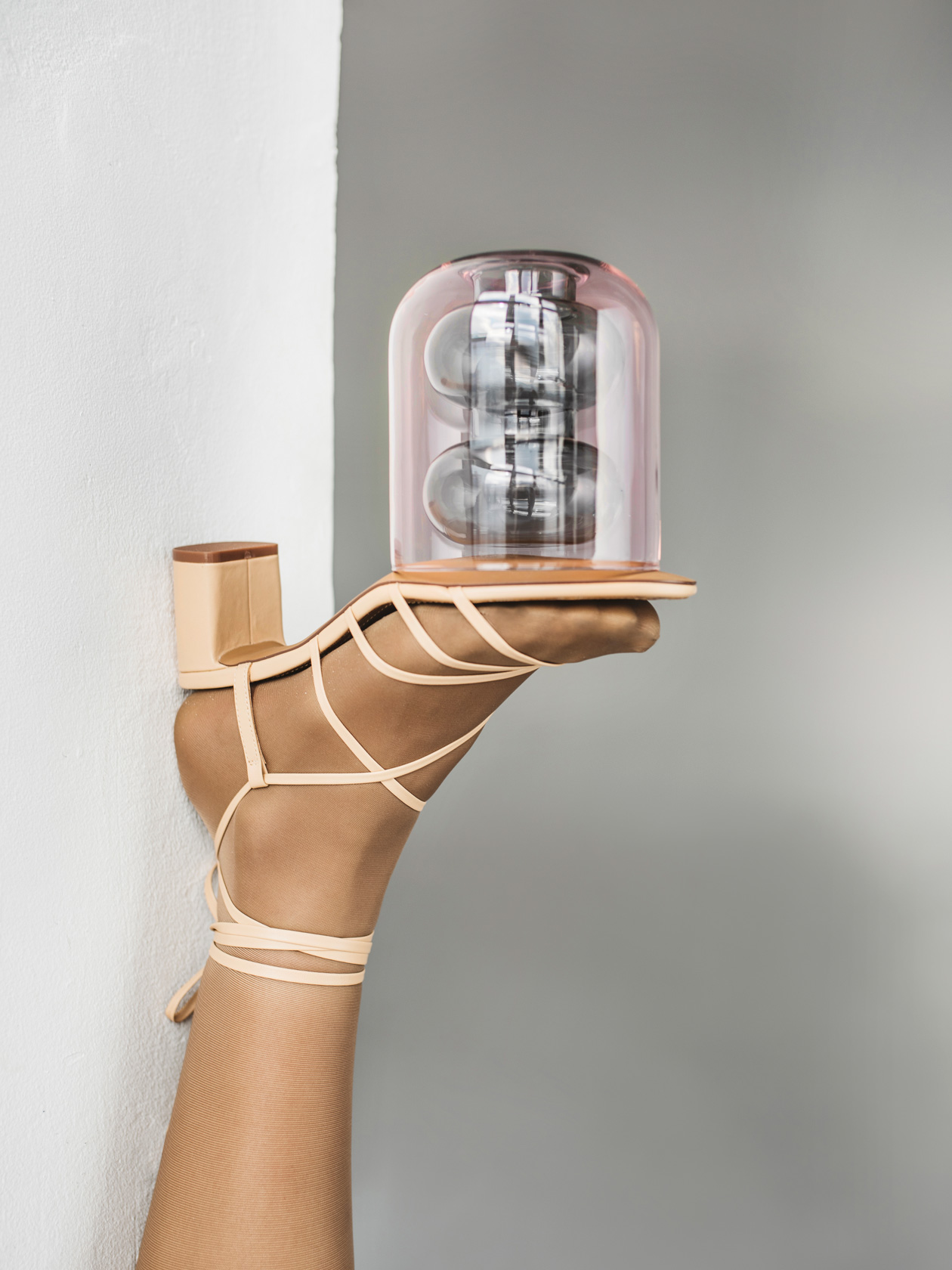 сандали H&M, ваза Tom Dixon BUMP SHORT VASE от Elegant Living