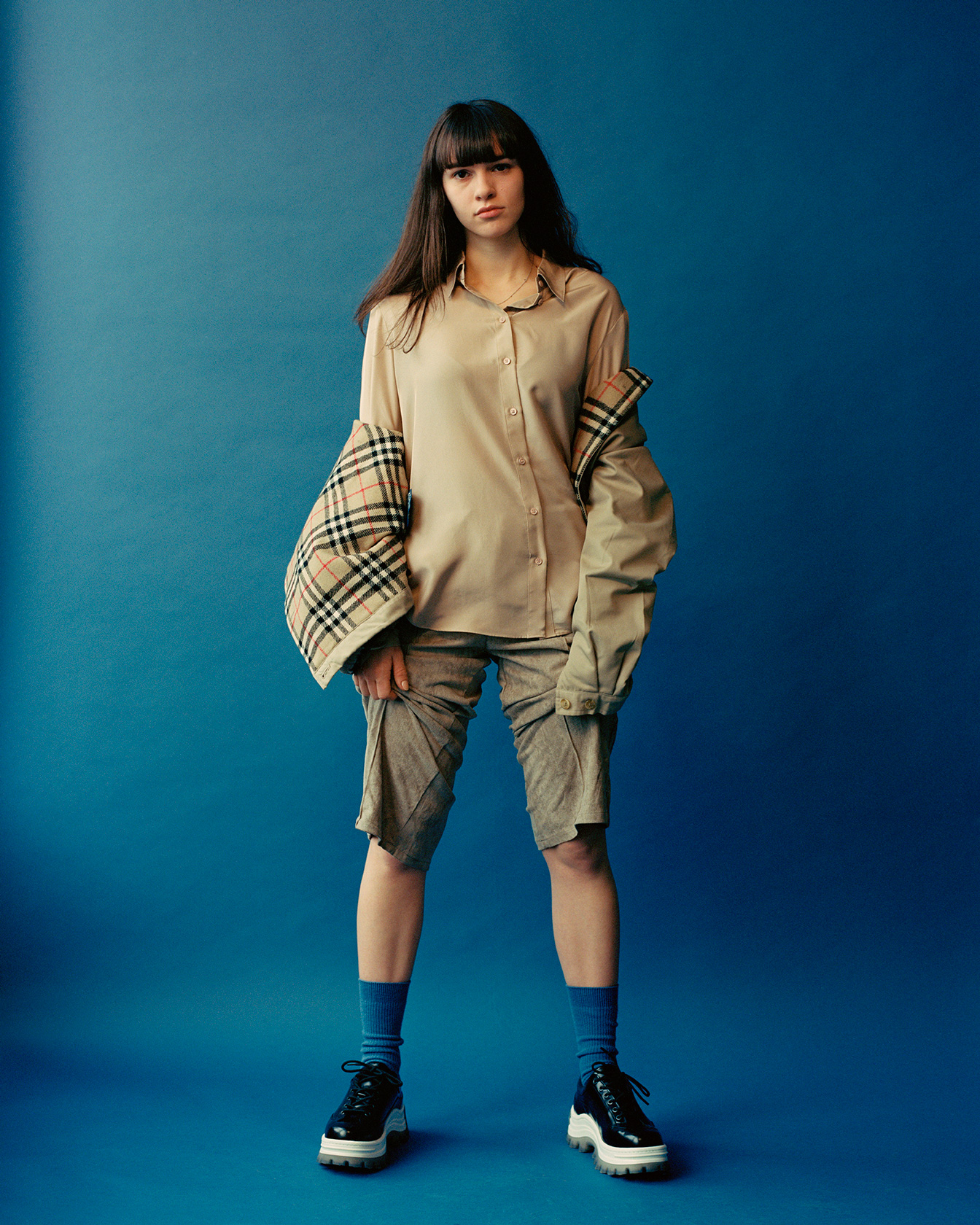 Риза H&M, панталон Molly Bracken от Collective, яке Burberry архив, обувки H&M x Eytys