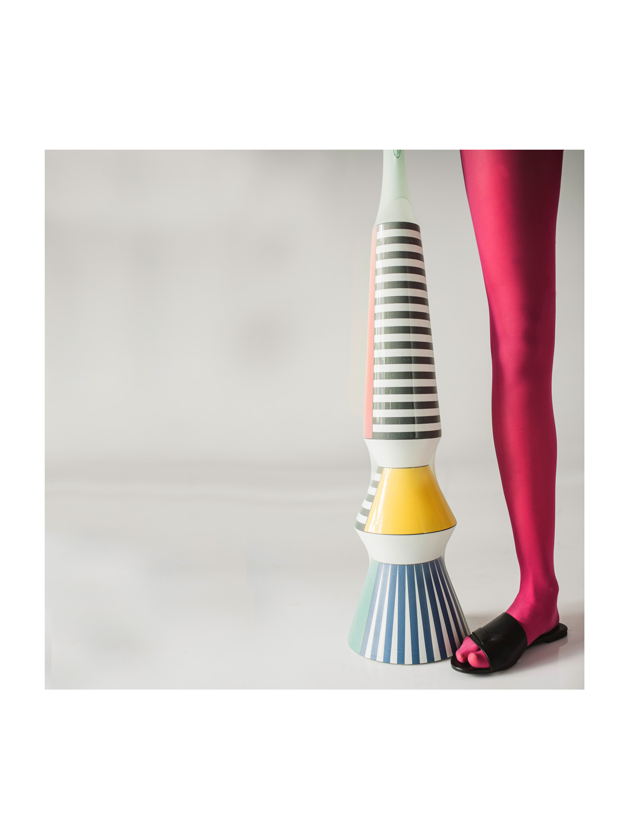 чехли H&M, ваза Byfly TRAPEZE CIRCUS VASE от Elegant Living