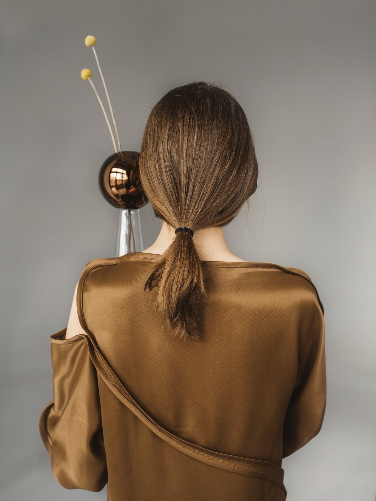 рокля Jil Sander от Koncept 7, ваза Tom Dixon TANK VASE STEM от Elegant Living