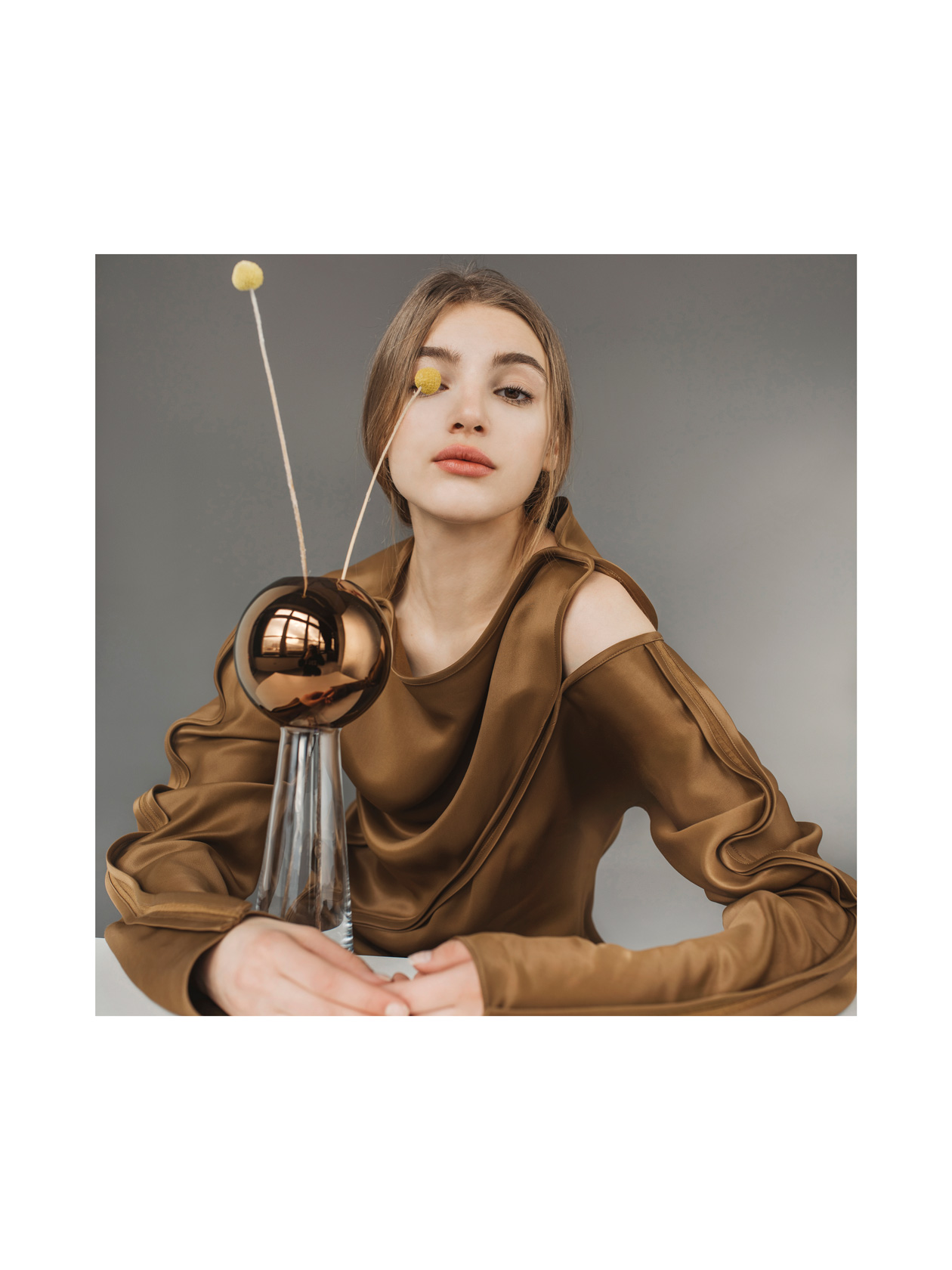 рокля Jil Sander от Koncept 7, ваза Tom Dixon TANK VASE STEM от Elegant Living