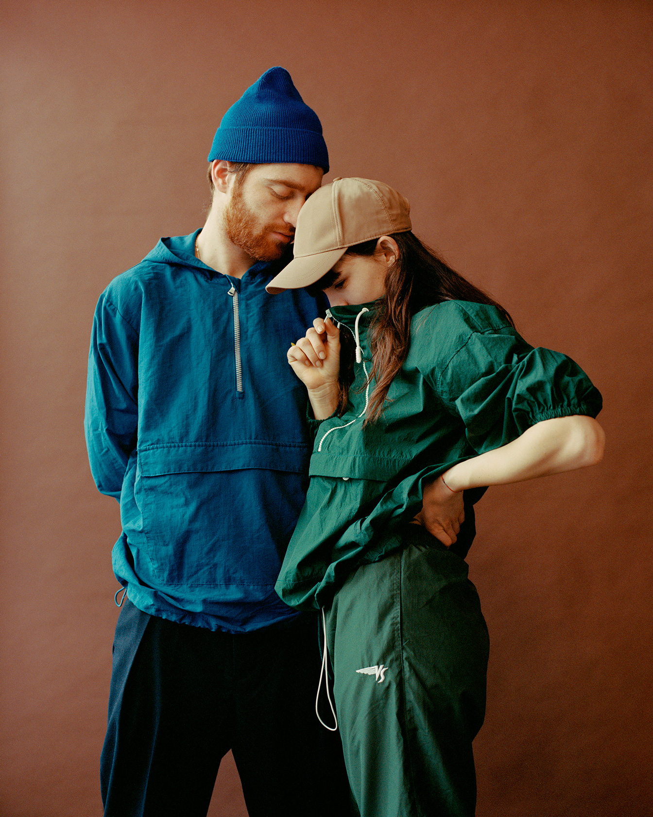 Tой: яке Adidas, панталон Armani Exchange, шапка архив; Тя: шапка Adidas, яке и панталон архив