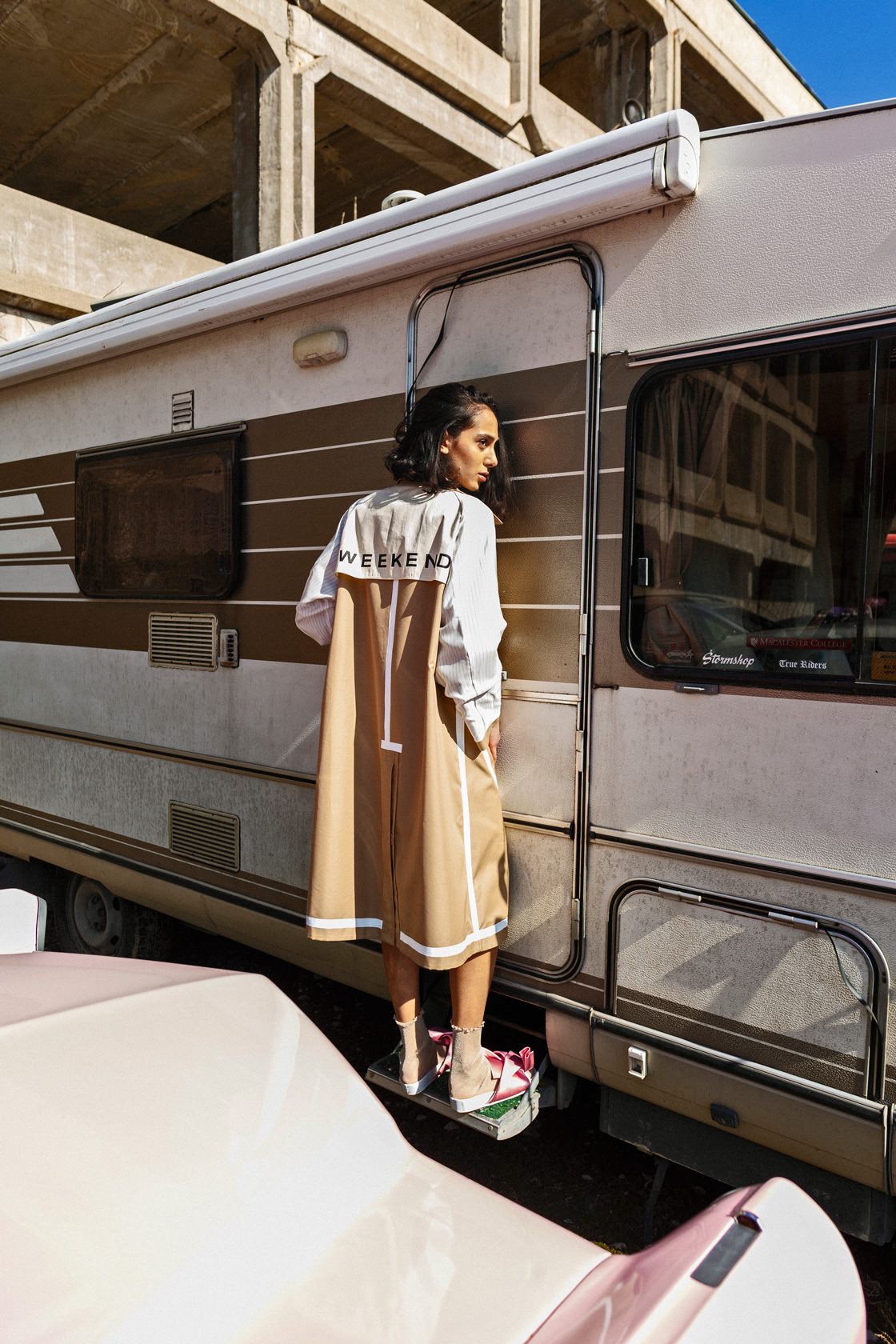 Тренч Weekend MaxMara от Week & Shop MDL, чехли N21 от Trend Box