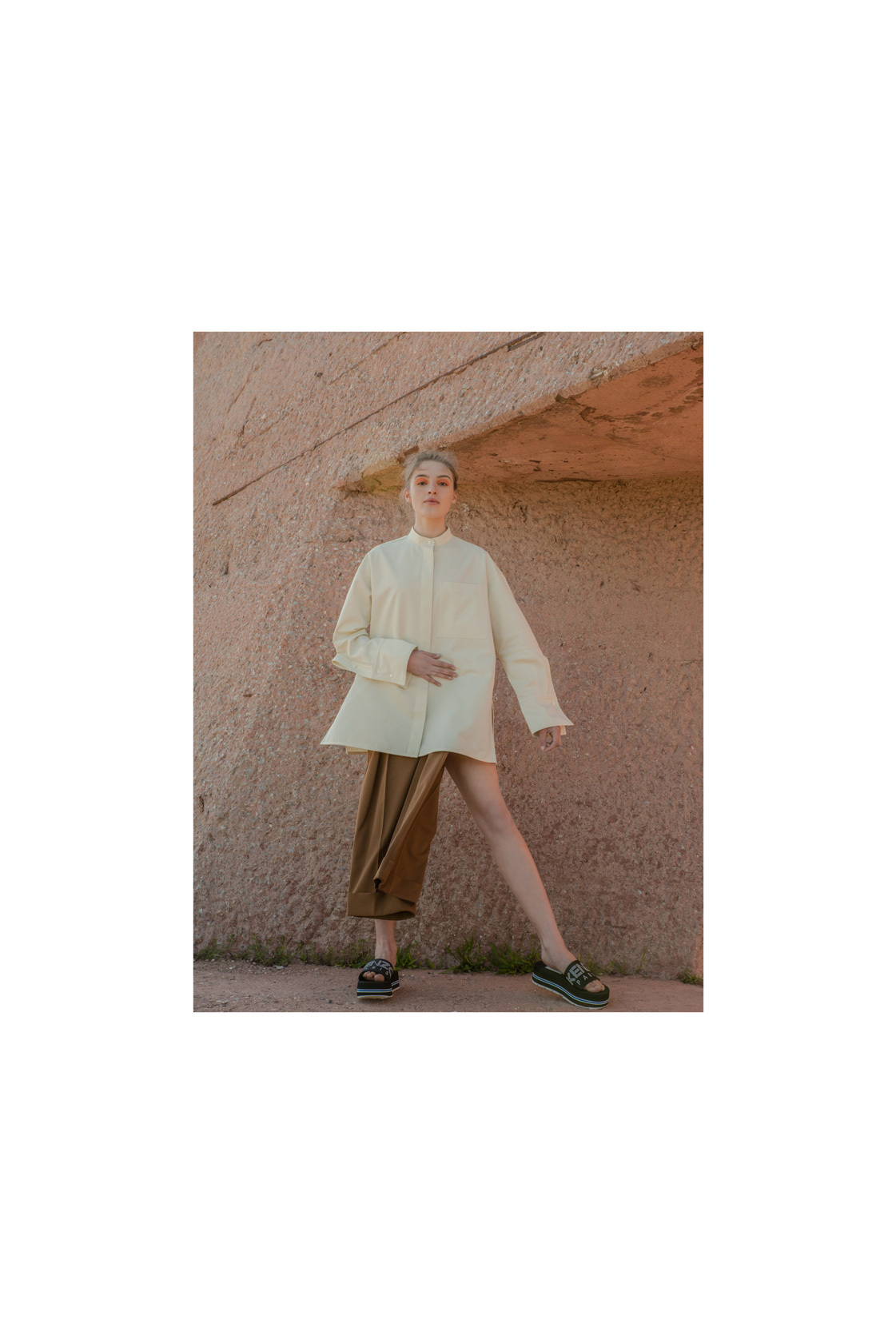 Риза Jil Sander от Koncept 7, панталон Max Mara, чехли Kenzo от Trend Box
