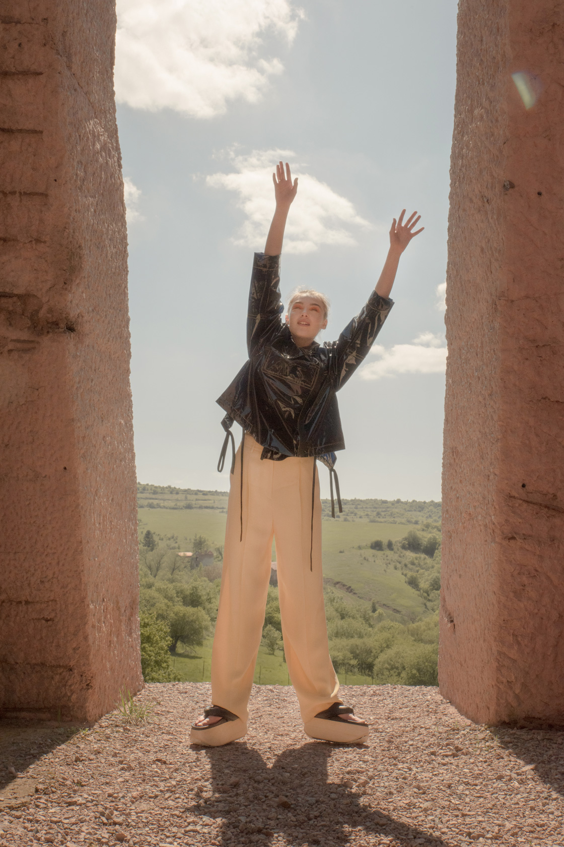 Яке Max Mara, панталон Theory и чехли Jil Sander от Koncept 7