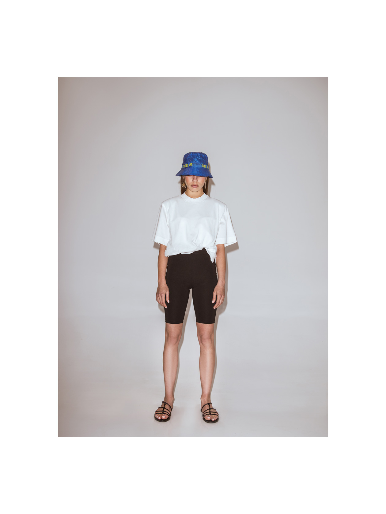 Т-шърт Sportmax, спортен клин и сандали H&M, обици Under The Sun