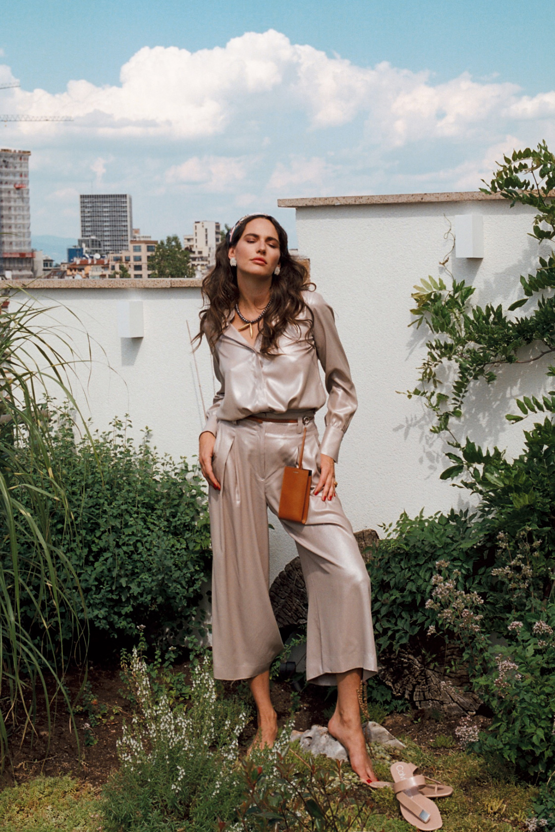 панталон Marella - Week&Shop MDL, обеци и колие Antoaneta Ramjuly - Ramjuly Gallery, чанта-колан Jil Sander - Koncept7, чехли  Calvin Klein- Collective