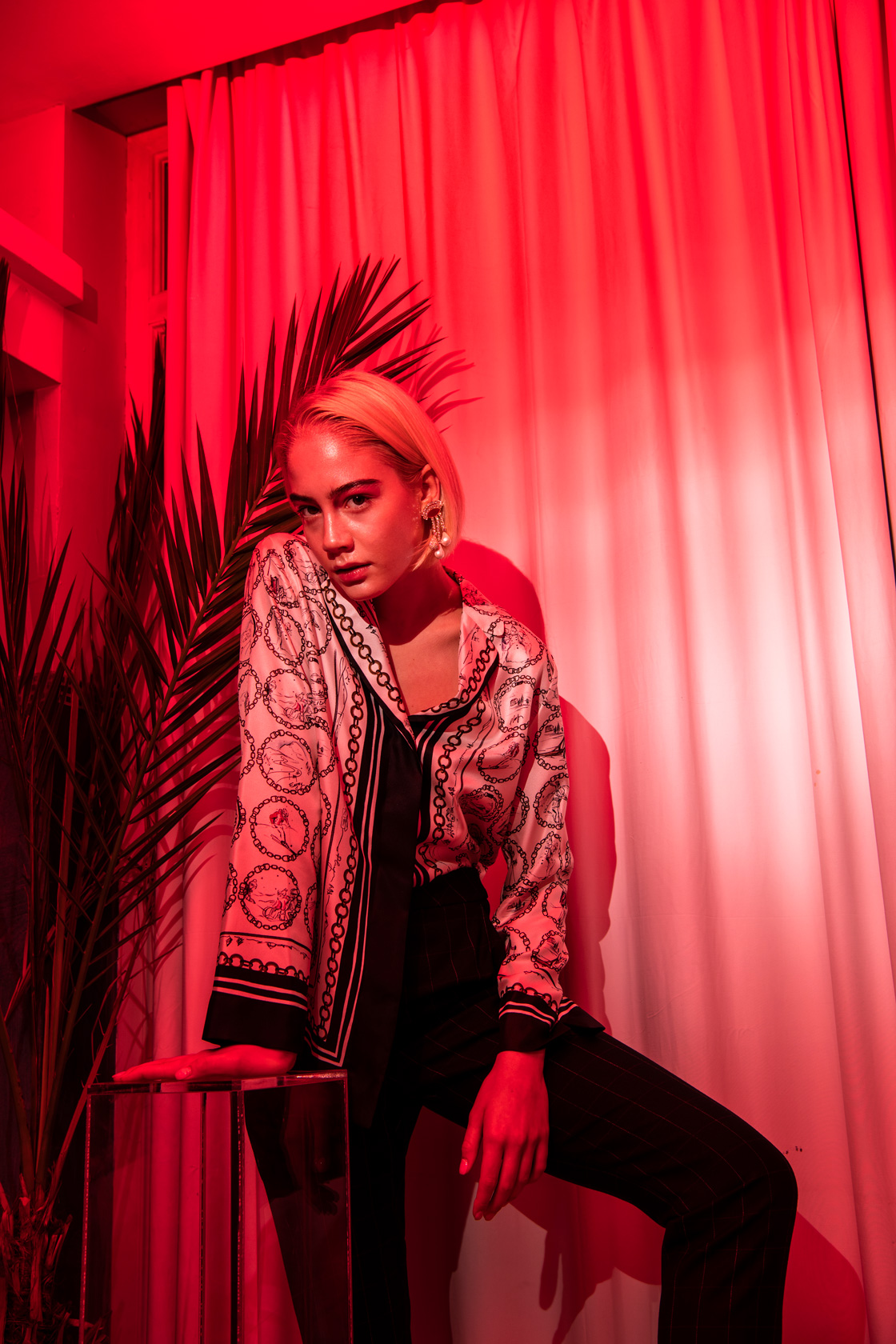 Риза Max Mara, панталон Marc Cain от Week & Shop MDL, обеца H&M Conscious Exclusive