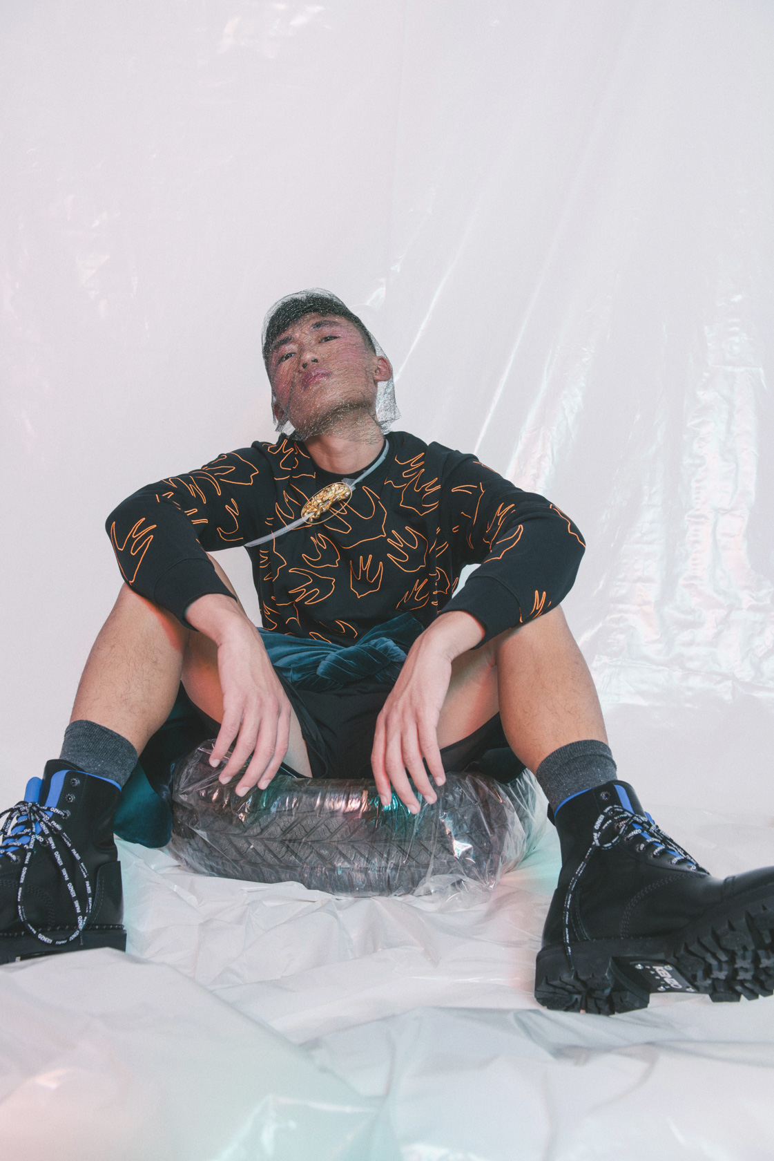 Блуза Alexander McQueen и боти Kenzo от Trend Box, брошка Димитър Делчев от Sabai, сако H&M, панталон Jar & Jam от Koncept Store