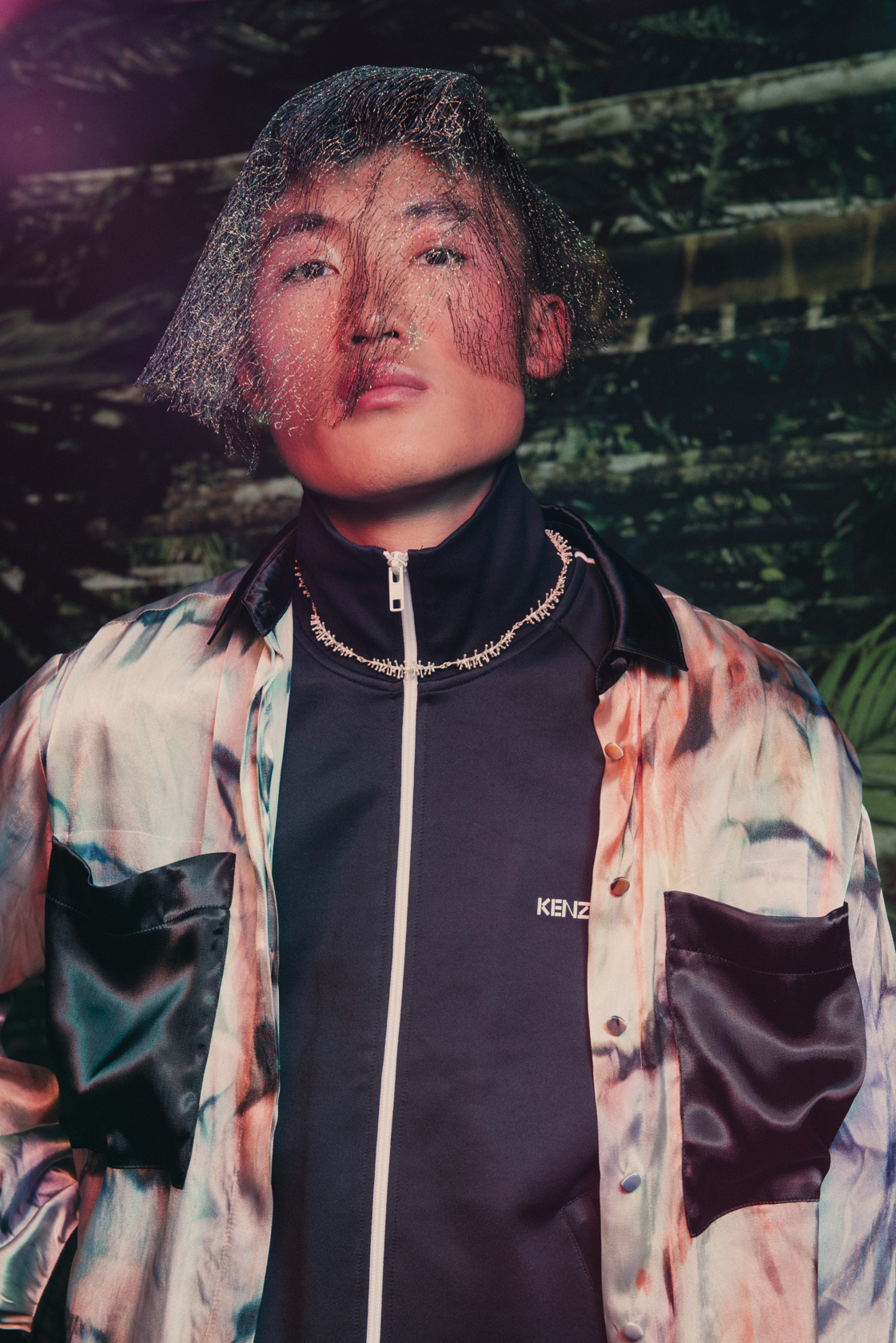 Колие Виктор Павлов от Sabai, риза Lame God от Koncept Store, суичър Kenzo от Trend Box