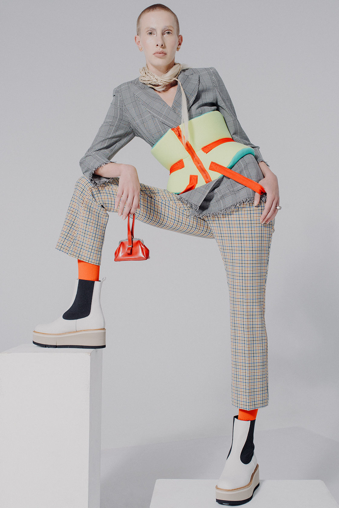 сако Marella  отWeek&, корсет Simeon Atanasov,  пръстен Neva Balnikova от Opening Soon, панталон Hugo Boss от Collective, чорапи  Simeon Atanasov, обувки Paloma Barcelo от Collective,  мини чанта архив на стилиста