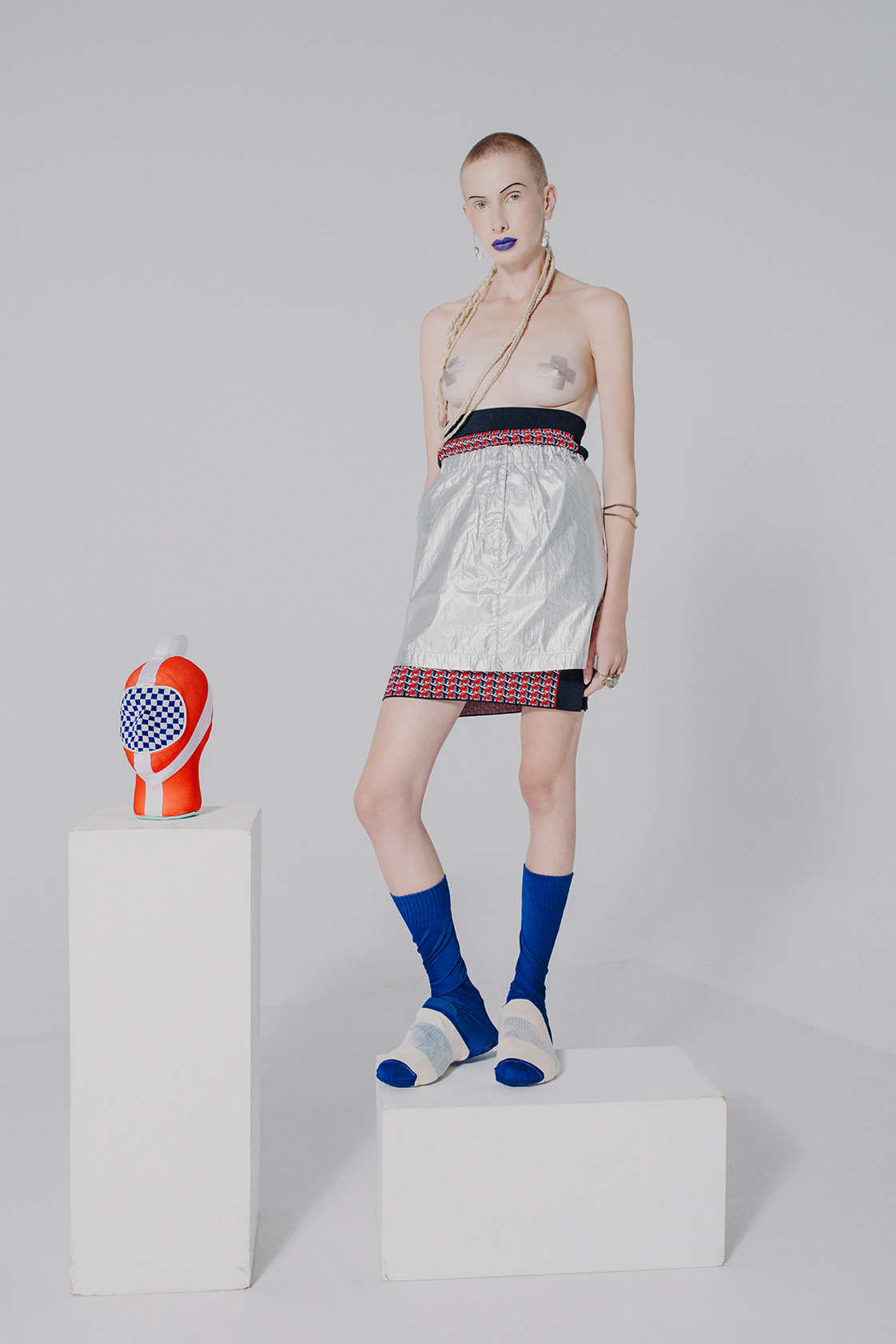 бижута Neva Balnikova от Opening Soon, пола Tommy Hilfiger, пола Calvin Klein Jeans от Collective, чанта и чорапи Simeon Atanasov