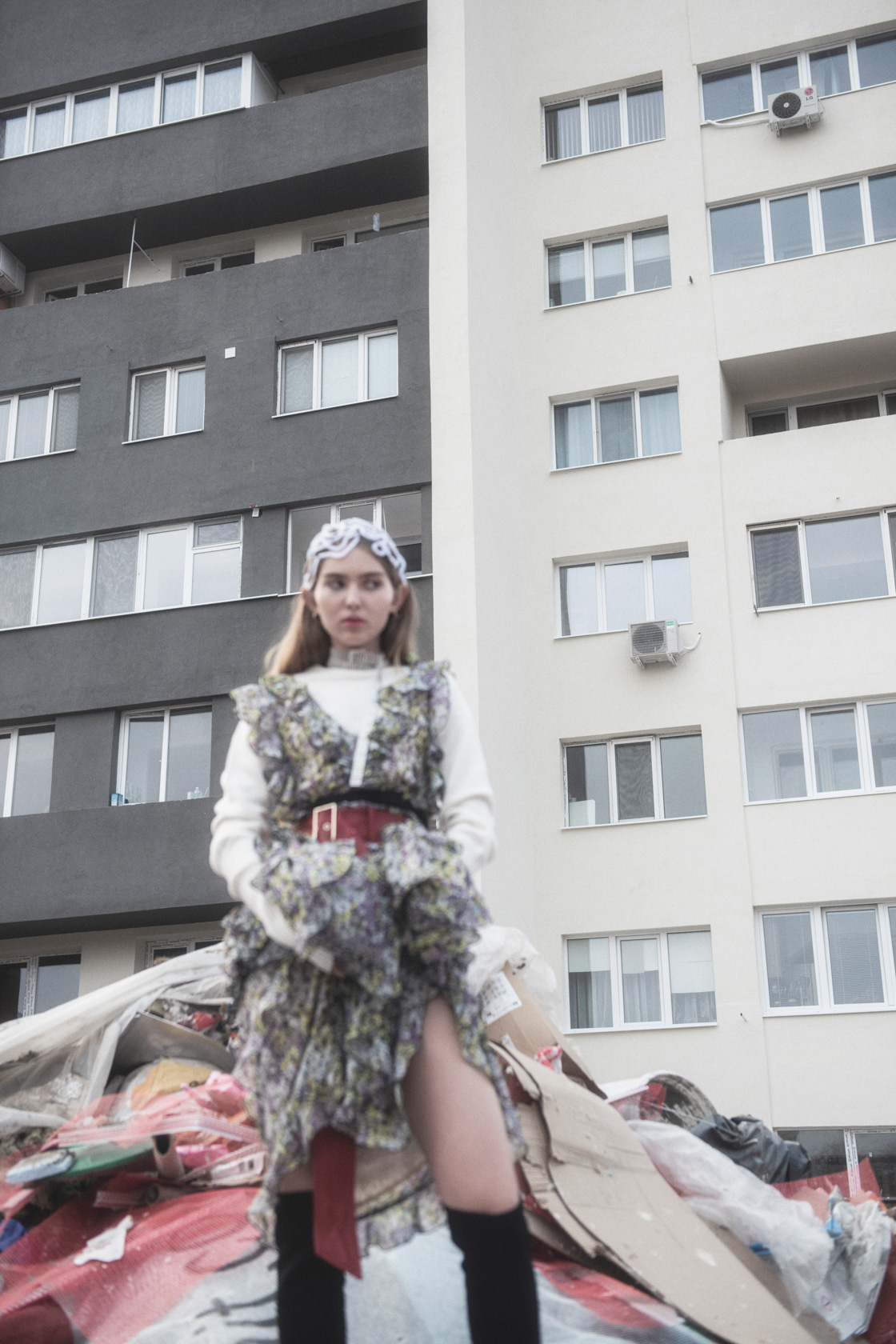 Рокля Giambattista Valli x H&M, колан като колие H&M, пуловер Max Mara, колан MAX&Co