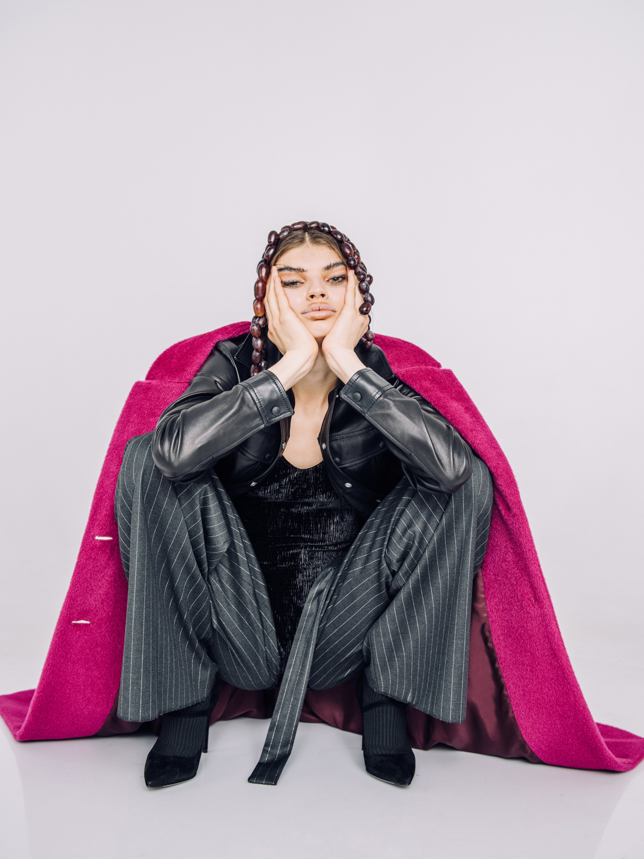 Палто и панталон iBlues от Week&Shop MDL, кожена риза Sportmax от Max Mara, боди H&M, ботуши Moschino от Trend Box
