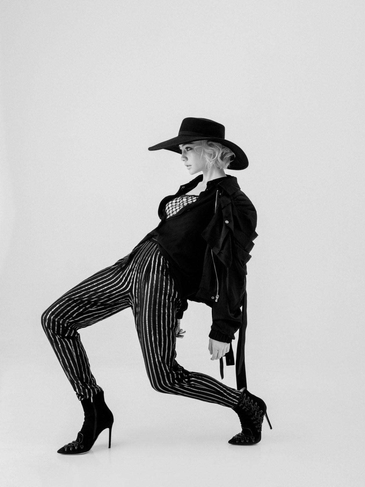 Blazer: Judy Zhang , Shirt: Lio Jo, Top: Gerlando, Pants: Patrizia Pepe, Hat: Montegallo, Shoes: Paciotti
