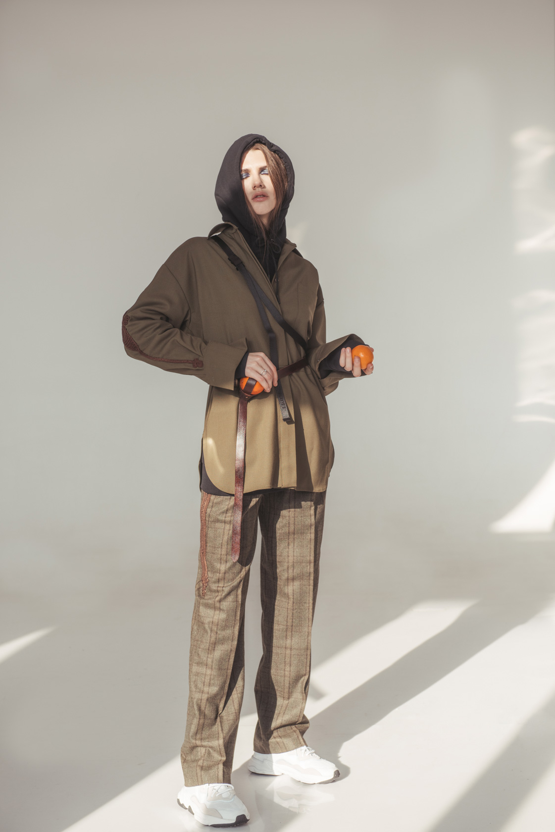 Риза и панталон Veza, сиучър Carhartt и черен колан Edwin от Urbanize, маратонки Adidas от Buzz