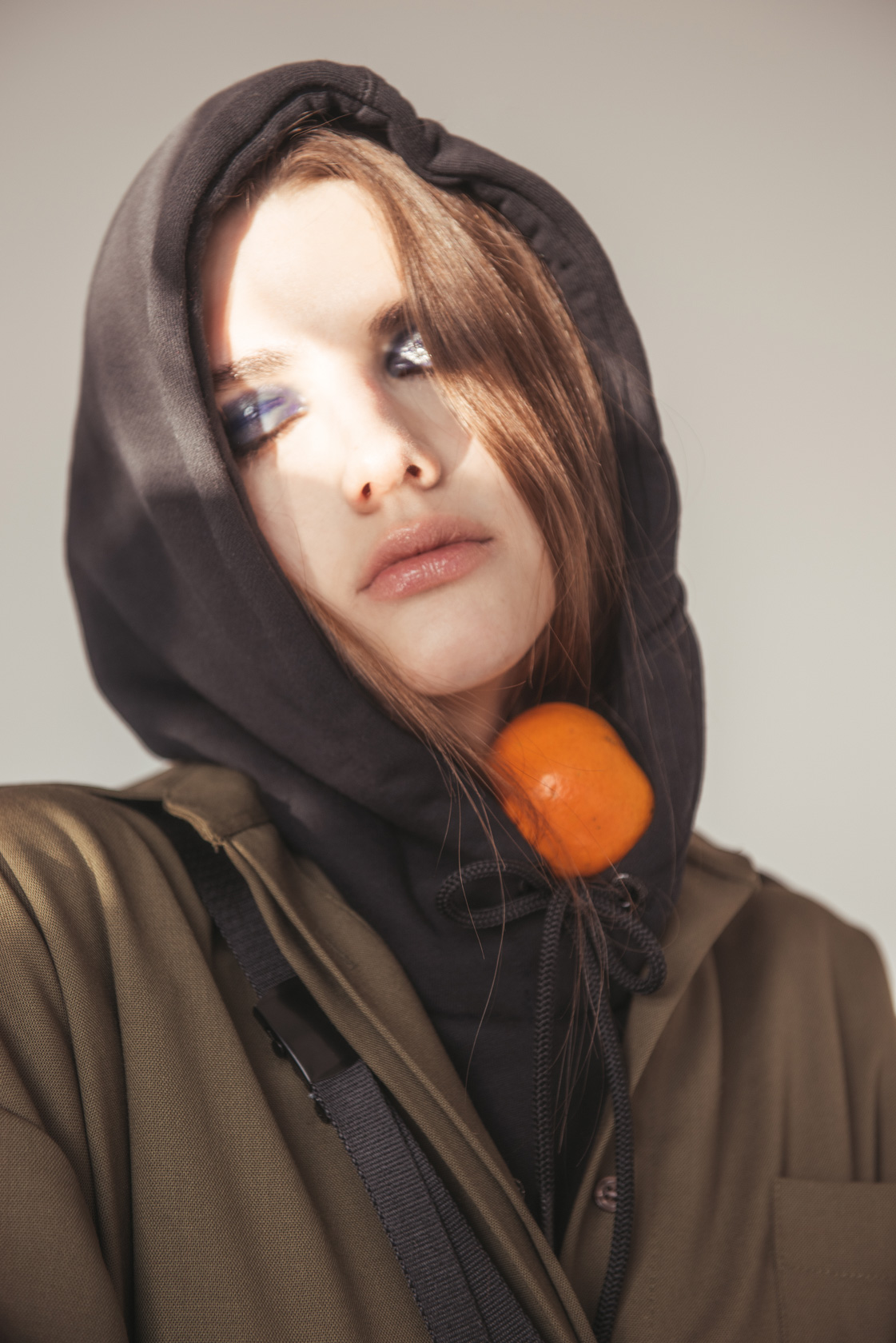 Риза Veza, сиучър Carhartt и черен колан Edwin от Urbanize