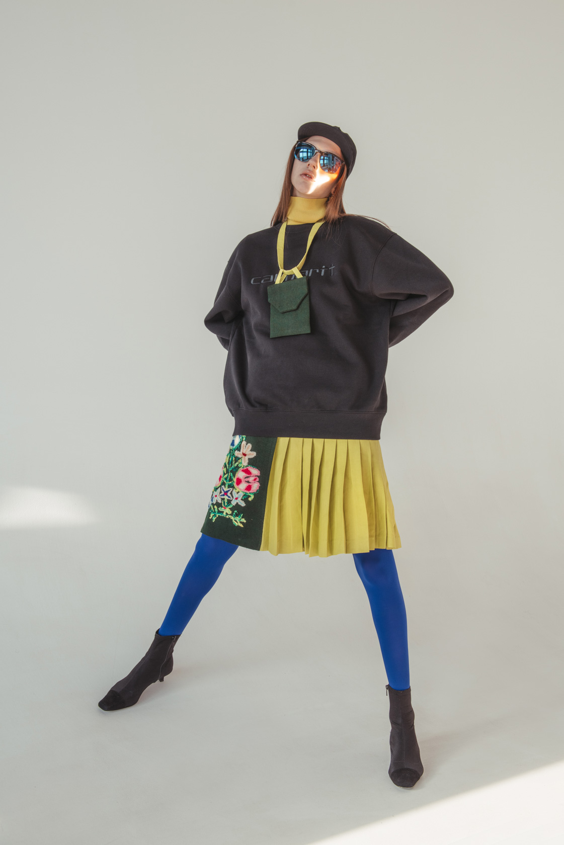 Блуза Carhartt и шапка Edwin от Urbanize, пола и чанта Veza, поло Benetton, очила Armani Exchange, боти By FAR