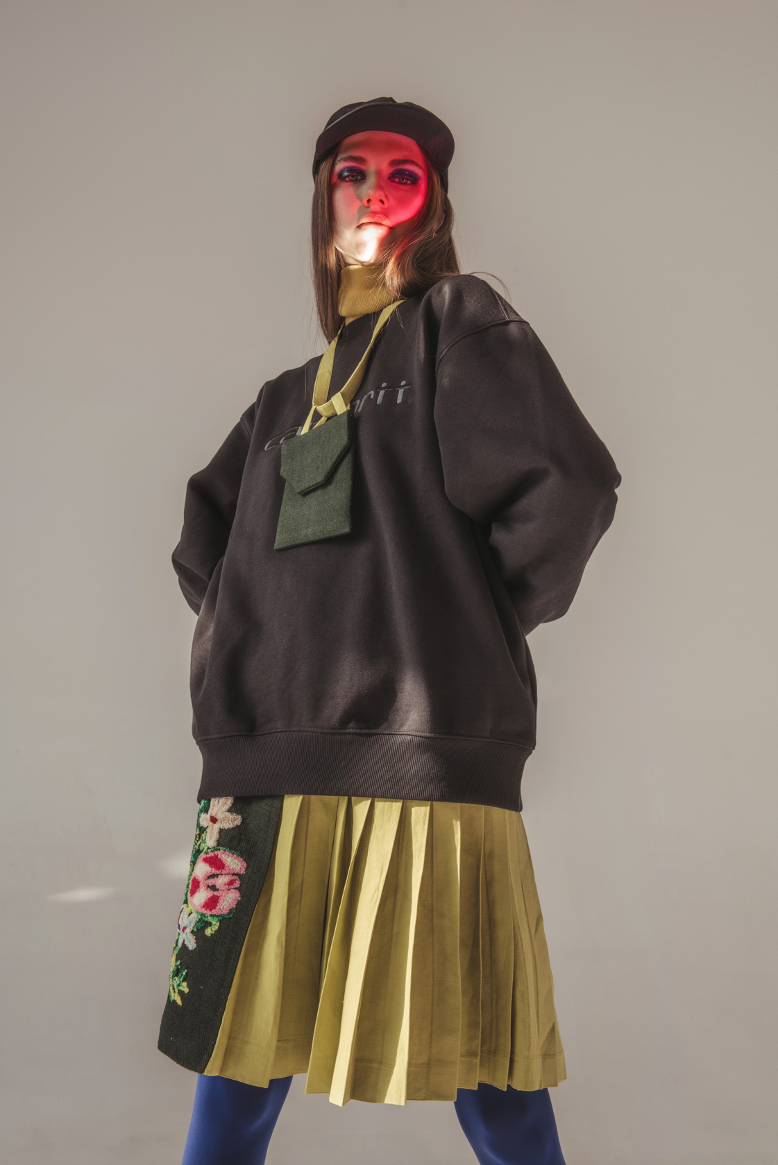 Блуза Carhartt и шапка Edwin от Urbanize, пола и чанта Veza, поло Benetton, очила Armani Exchange